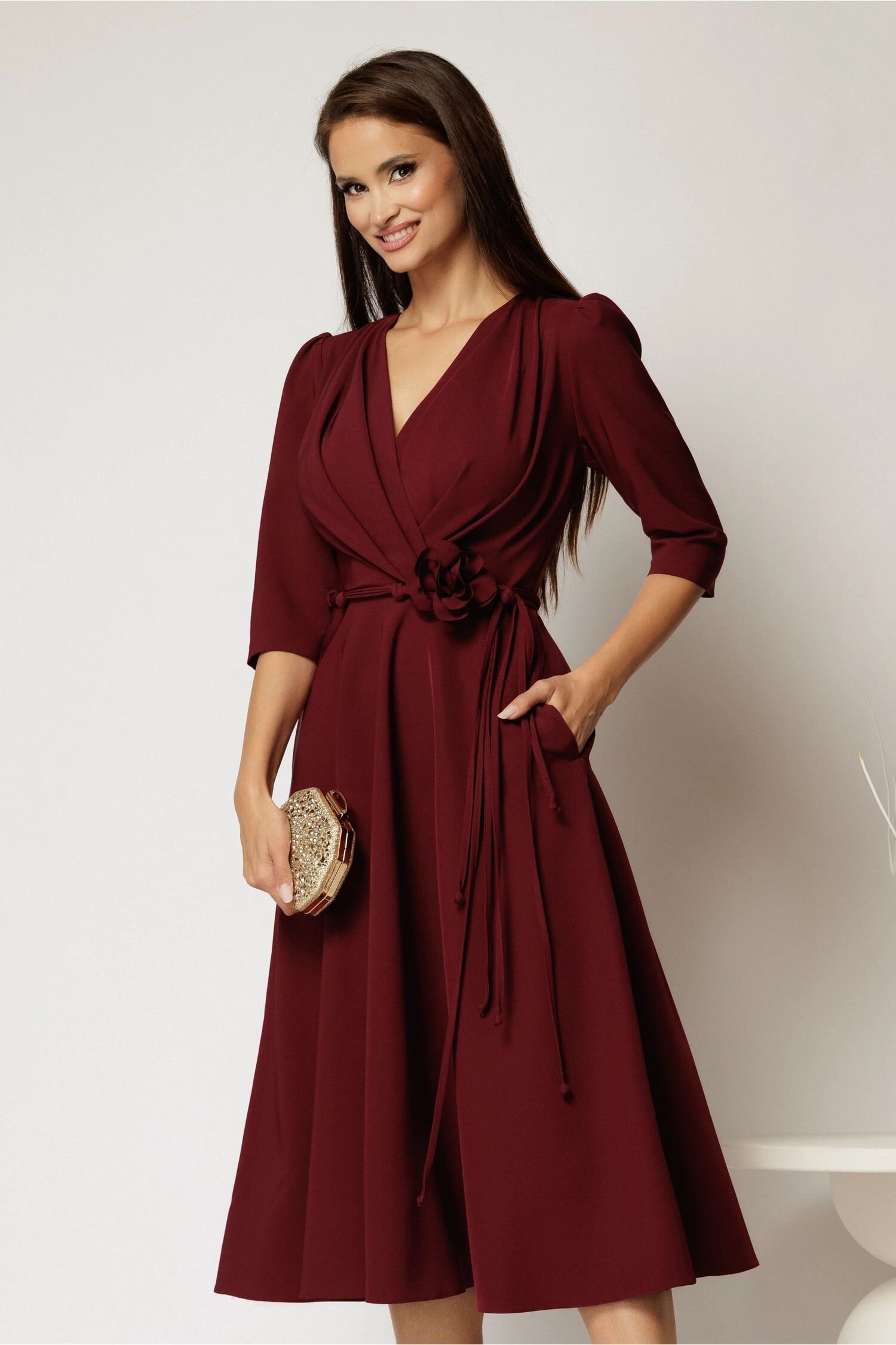  Rochie midi grena din stofa in clos cu floare in talie