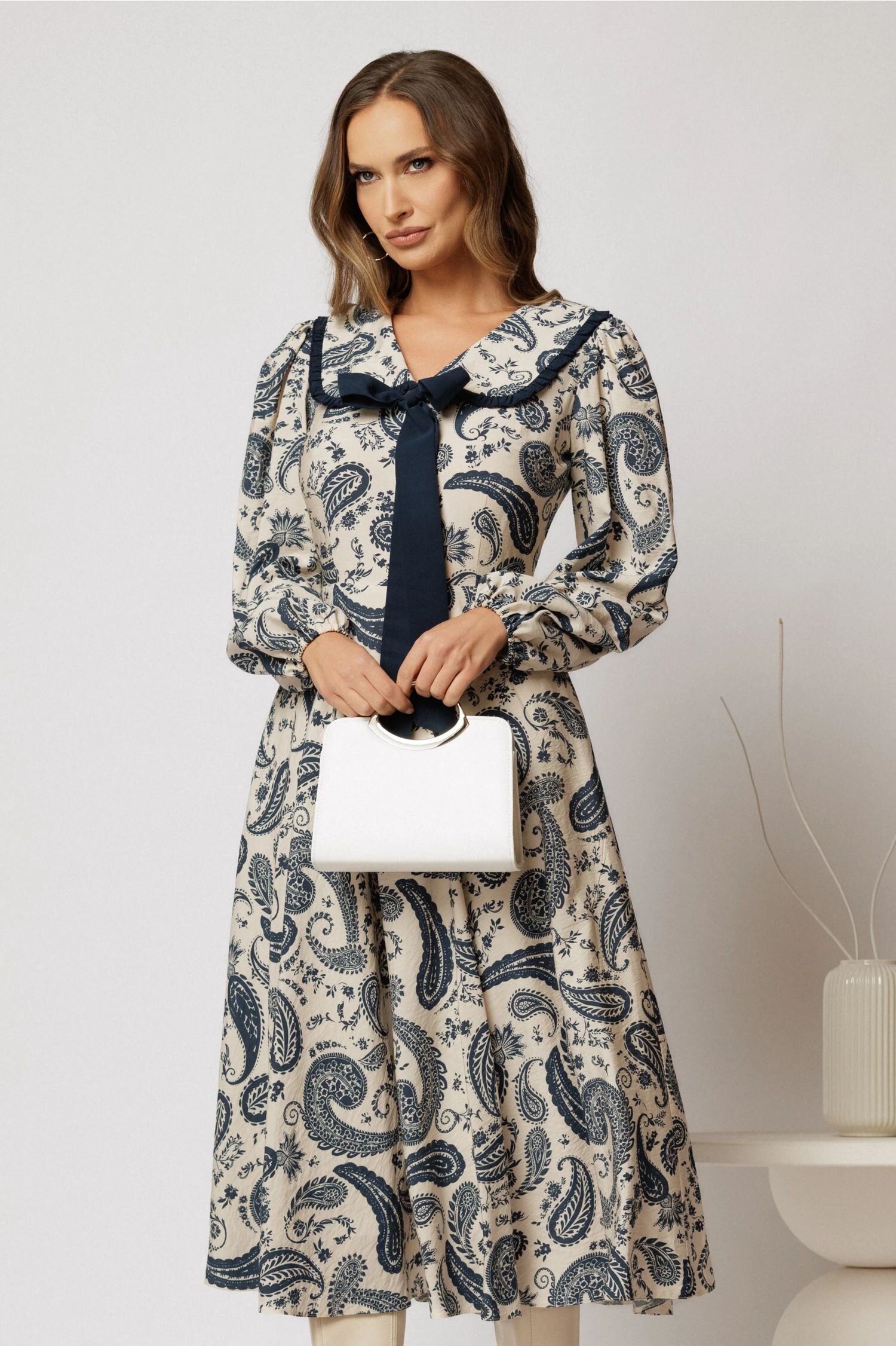  Rochie midi imprimeu floral bleumarin cu guler evidentiat cu volanas