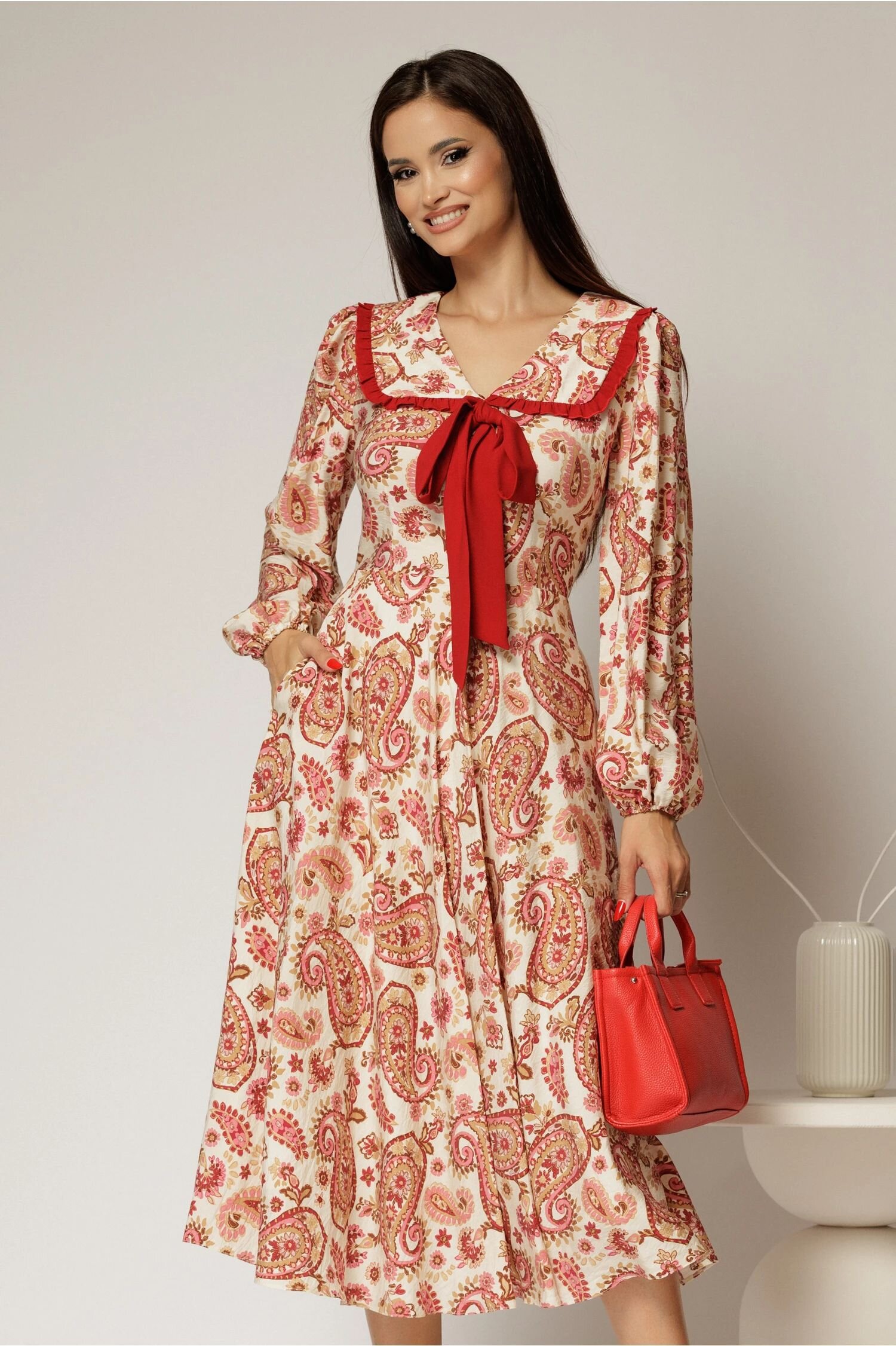  Rochie midi imprimeu floral bordo cu guler evidentiat cu volanas