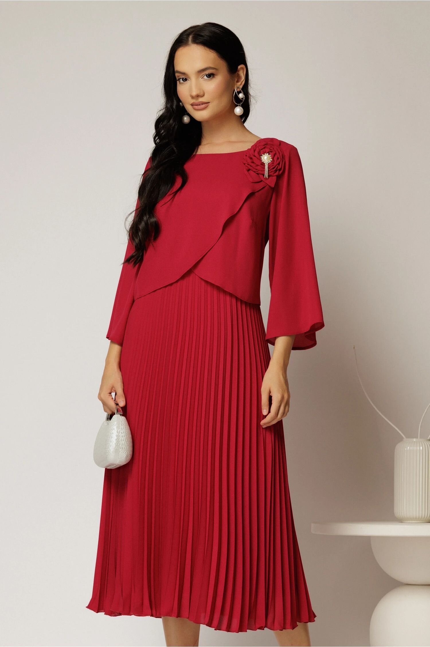  Rochie midi magenta de ocazie cu fusta clos plisata si detaliu la bust
