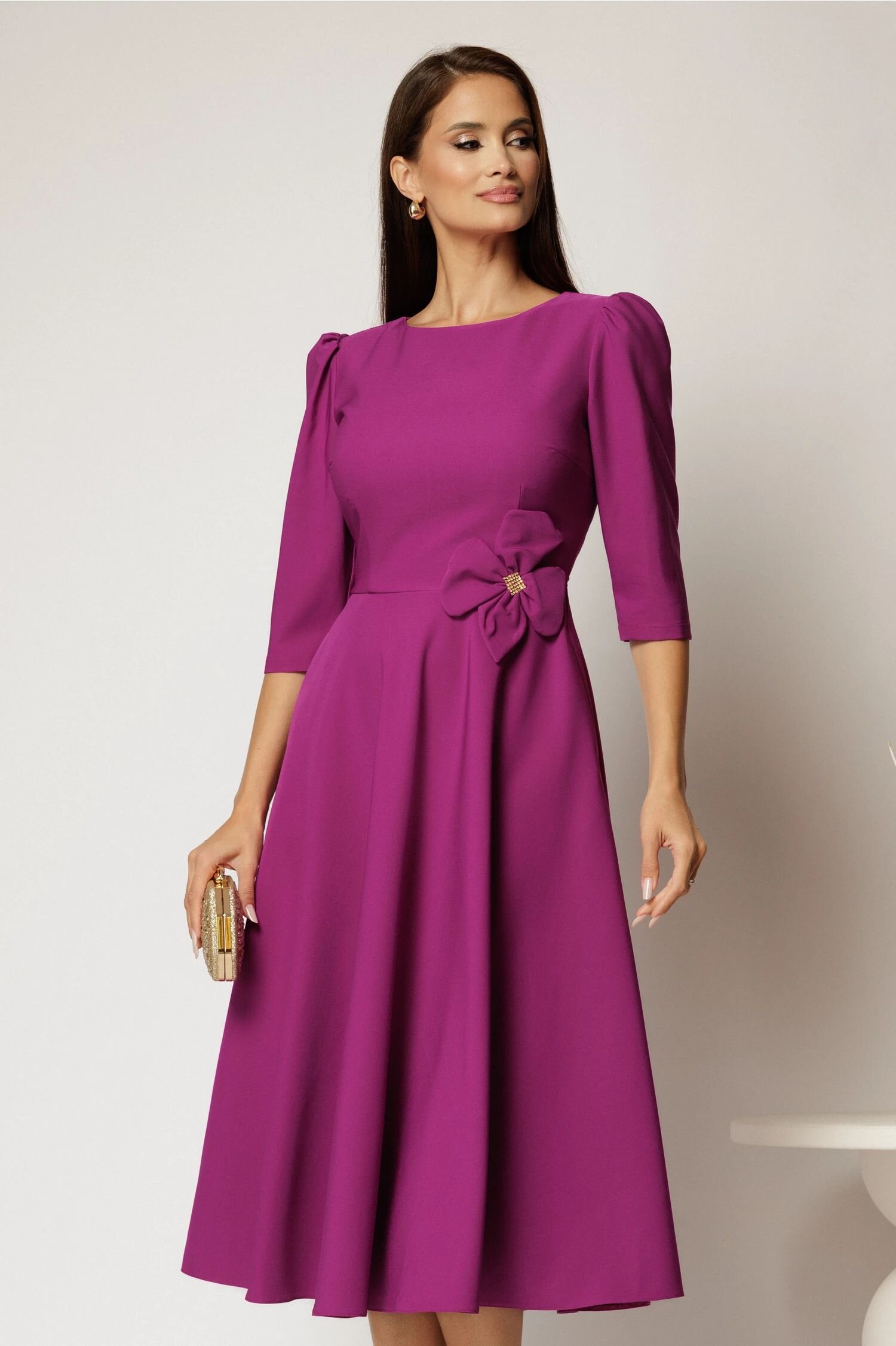  Rochie midi magenta din stofa in clos cu floare in talie