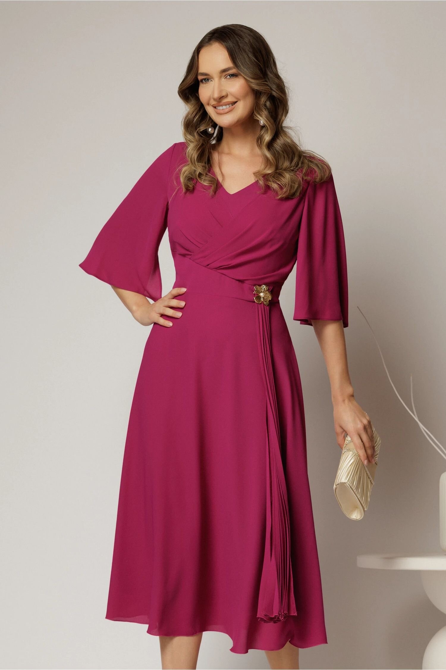  Rochie midi magenta din triplu voal cu decolteu in V si maneci scurte evazate