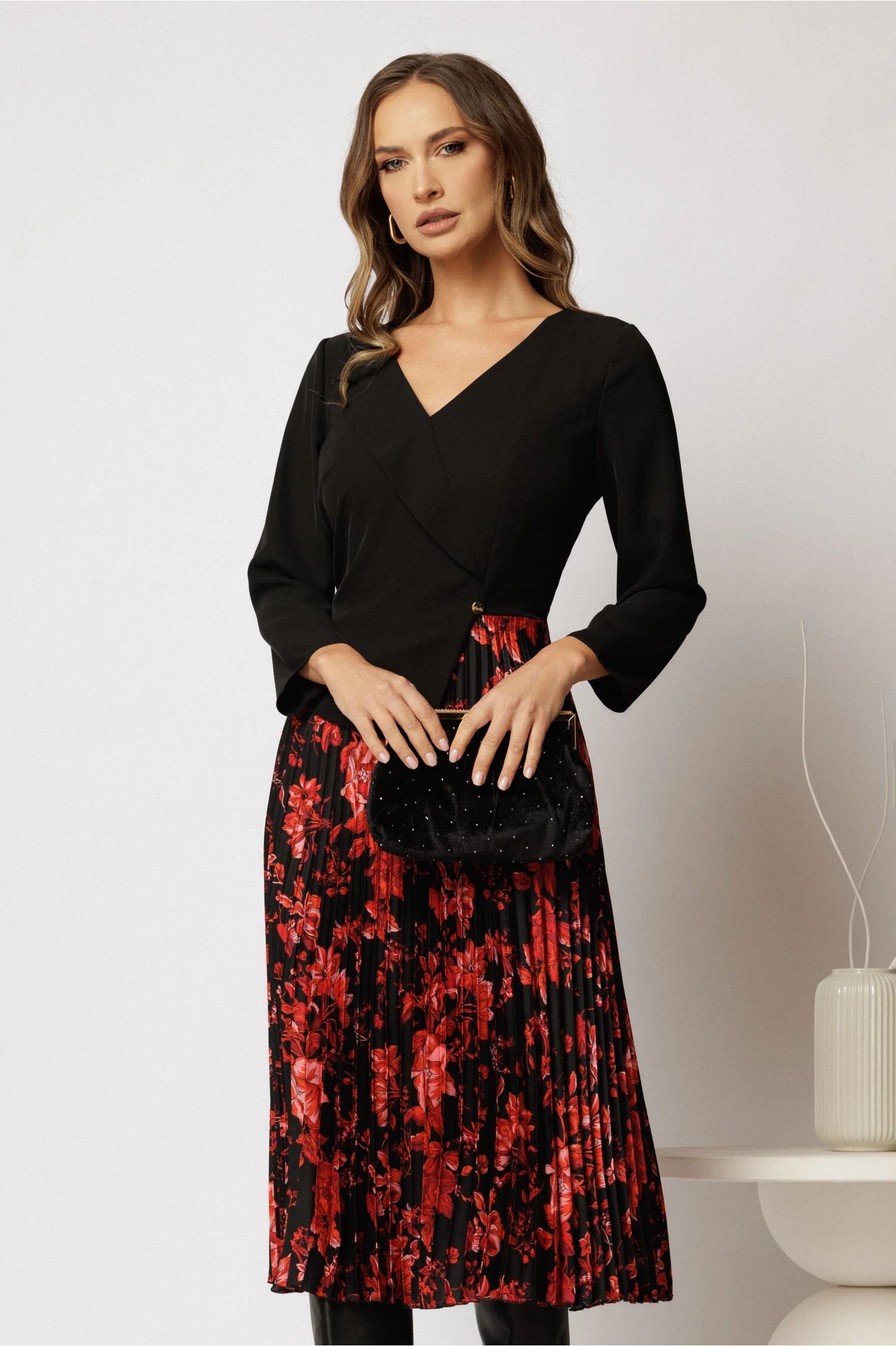  Rochie midi neagra cu decolteu V si fusta plisata cu imprimeuri