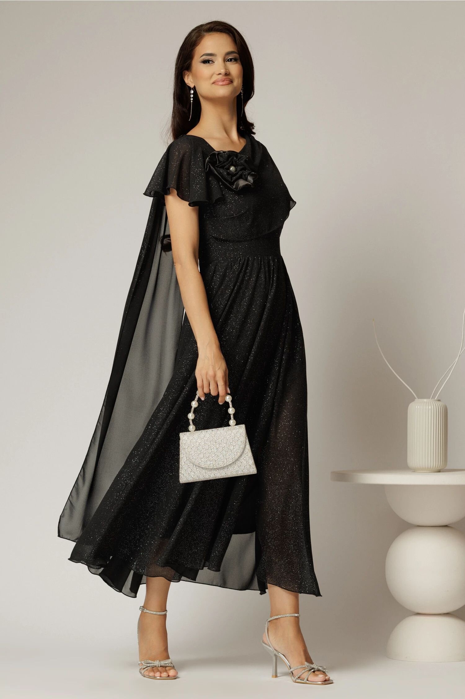  Rochie midi neagra de ocazie din voal cu sclipici si detaiu amplu foral la bust