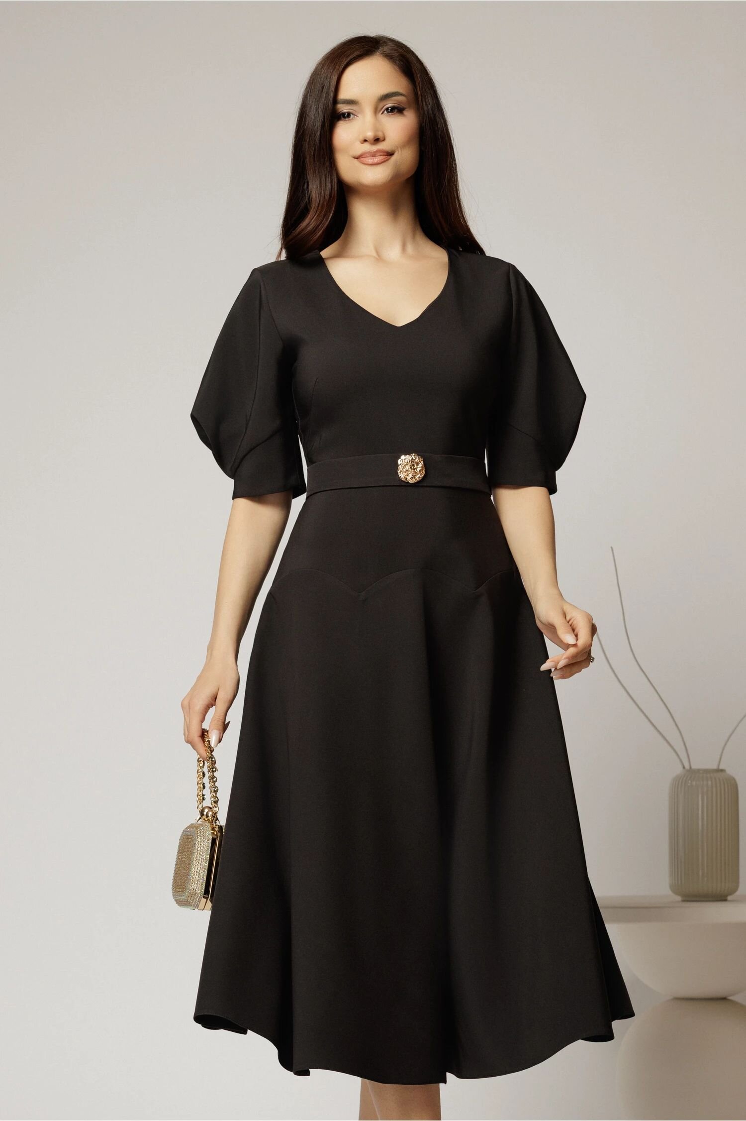  Rochie midi neagra eleganta cu fusta clos decolteu adanc in V si maneci bufante