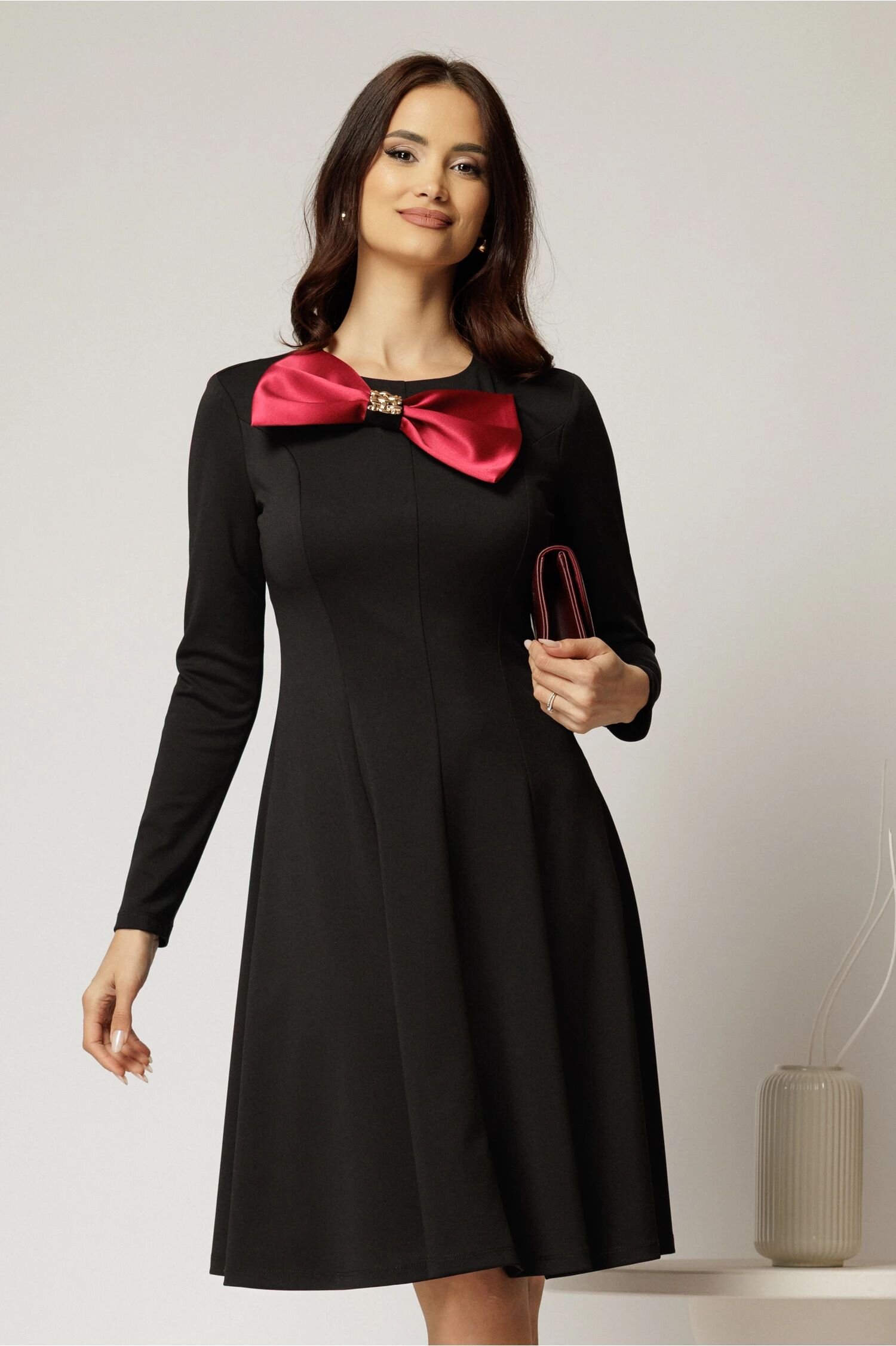  Rochie midi neagra in clini cu funda maxi satinata pe bust