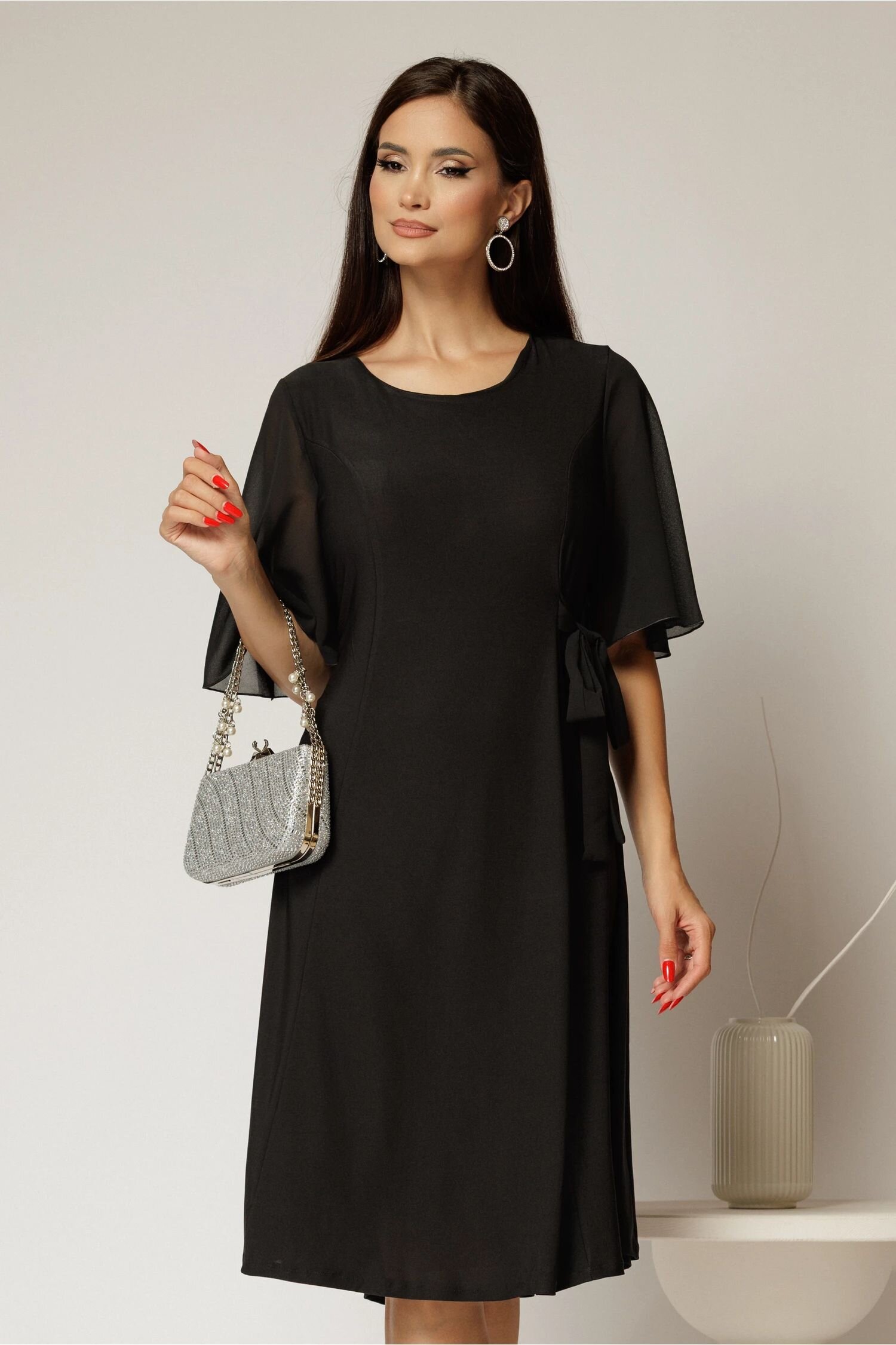  Rochie midi neagra si detaliu tip cordon in talie