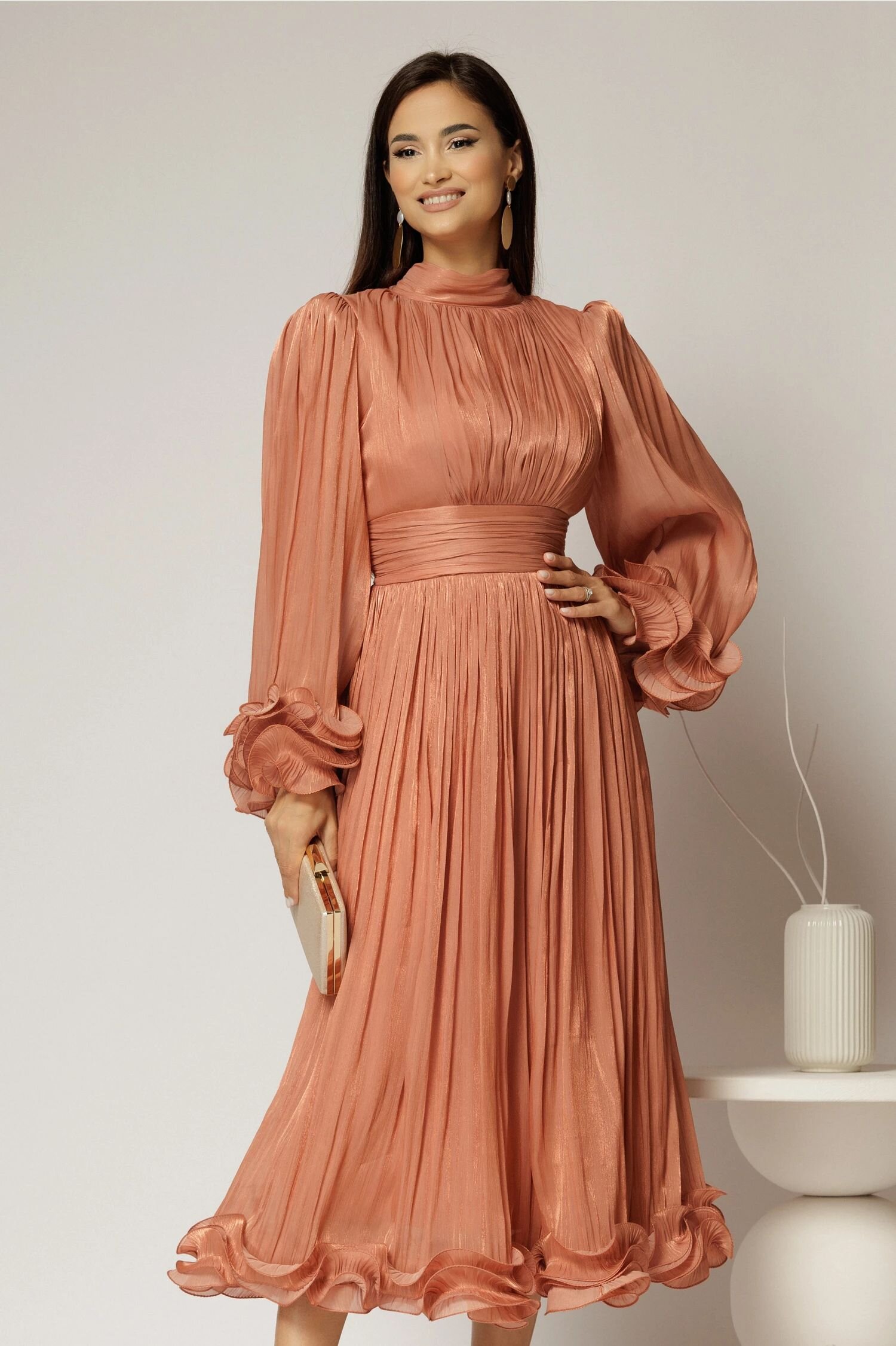  Rochie midi roz coniac de ocazie din voal peliculizat cu maneci ample cu volanase