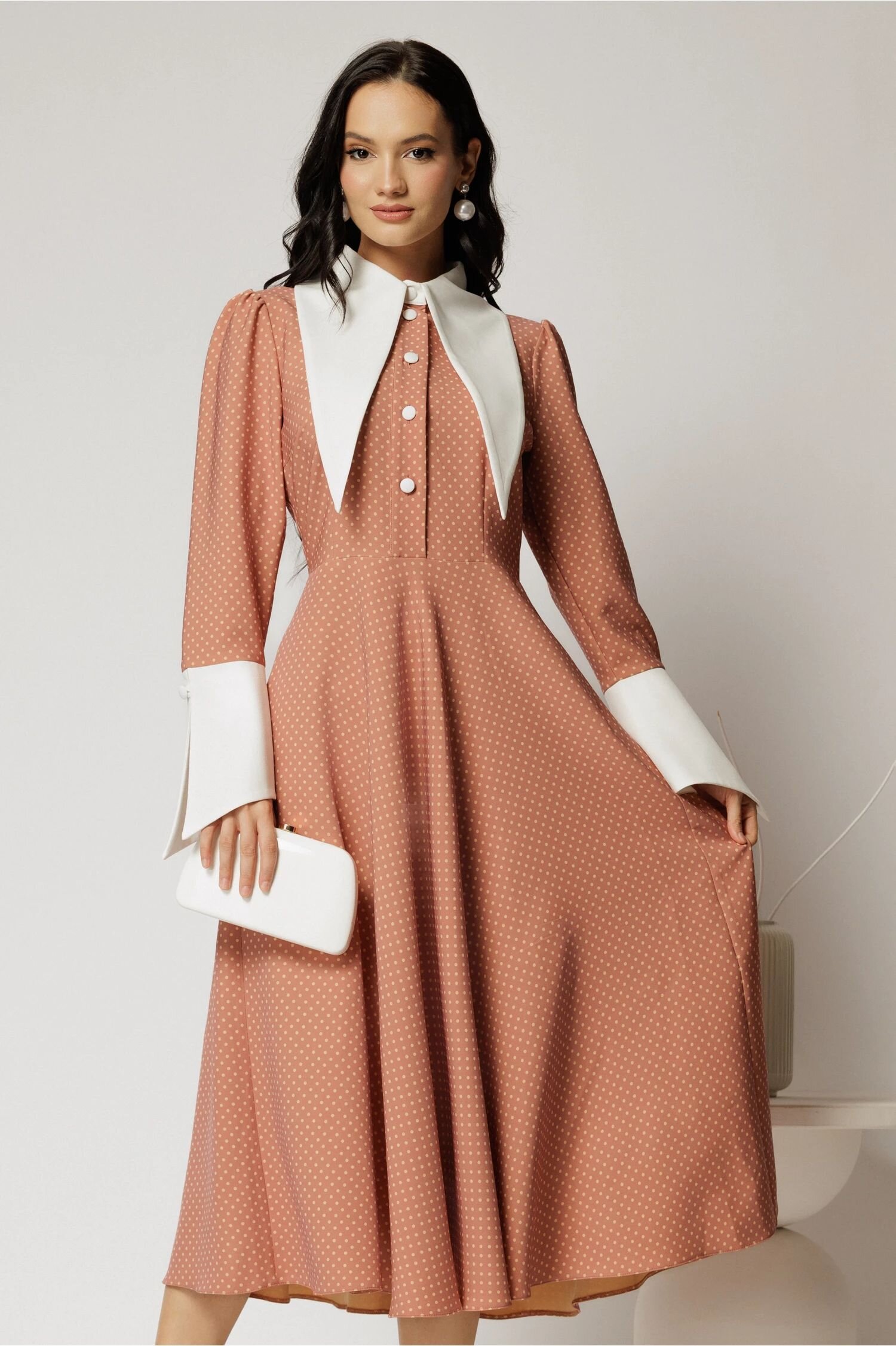  Rochie midi roz cu buline mici si guler ascutit