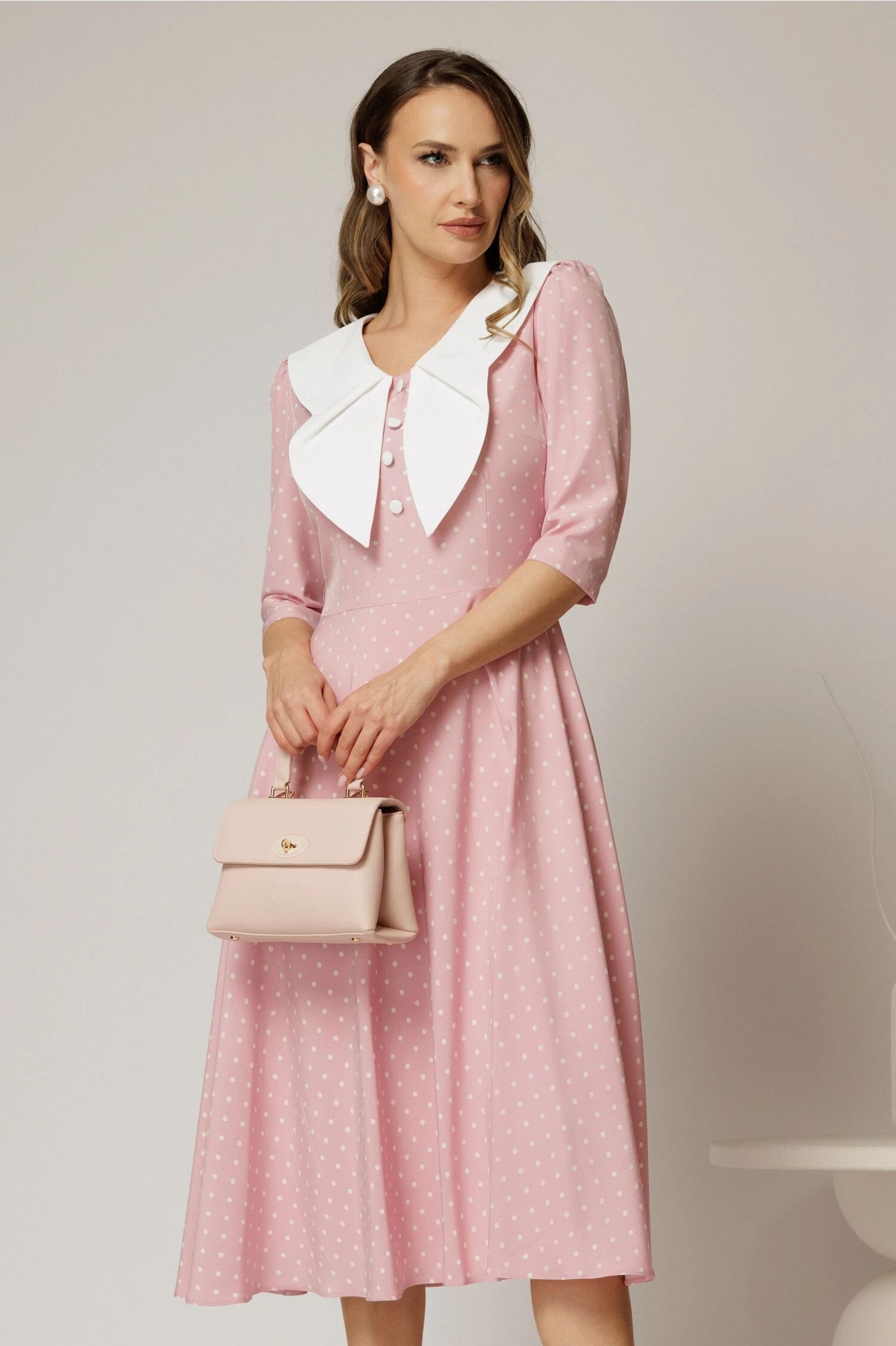  Rochie midi roz cu buline si guler amplu croi clos