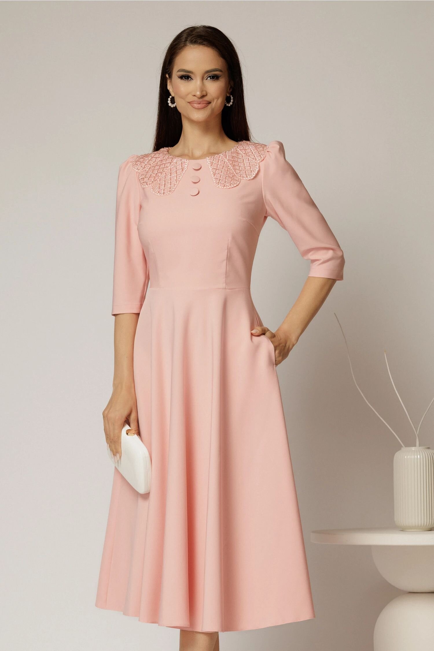  Rochie midi roz de ocazie cu nasturi pe bust si guler cu broderie si margele