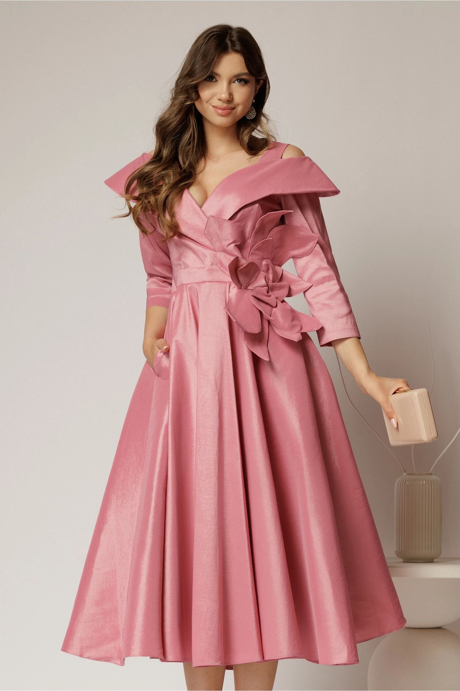 Rochie midi roz din tafta peliculizata cu floare ampla pe talie