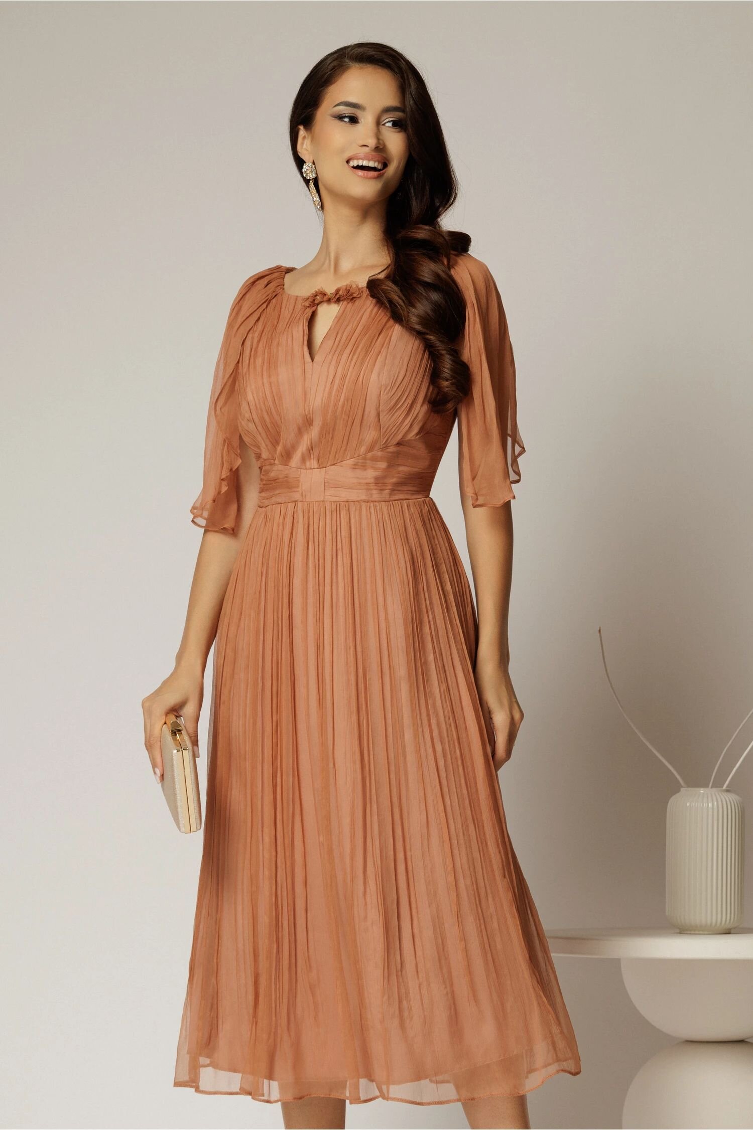  Rochie midi roz somon din matase cu detaliu floral si decolteu V