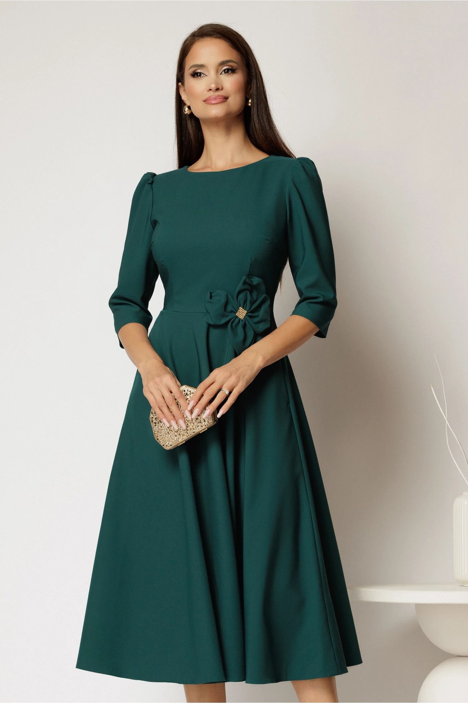  Rochie midi turcoaz din stofa in clos cu floare in talie