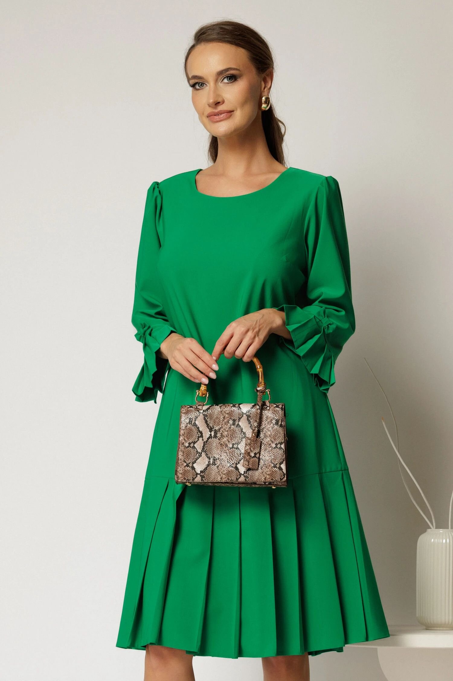  Rochie midi verde cu croi drept si pliuri la baza fustei