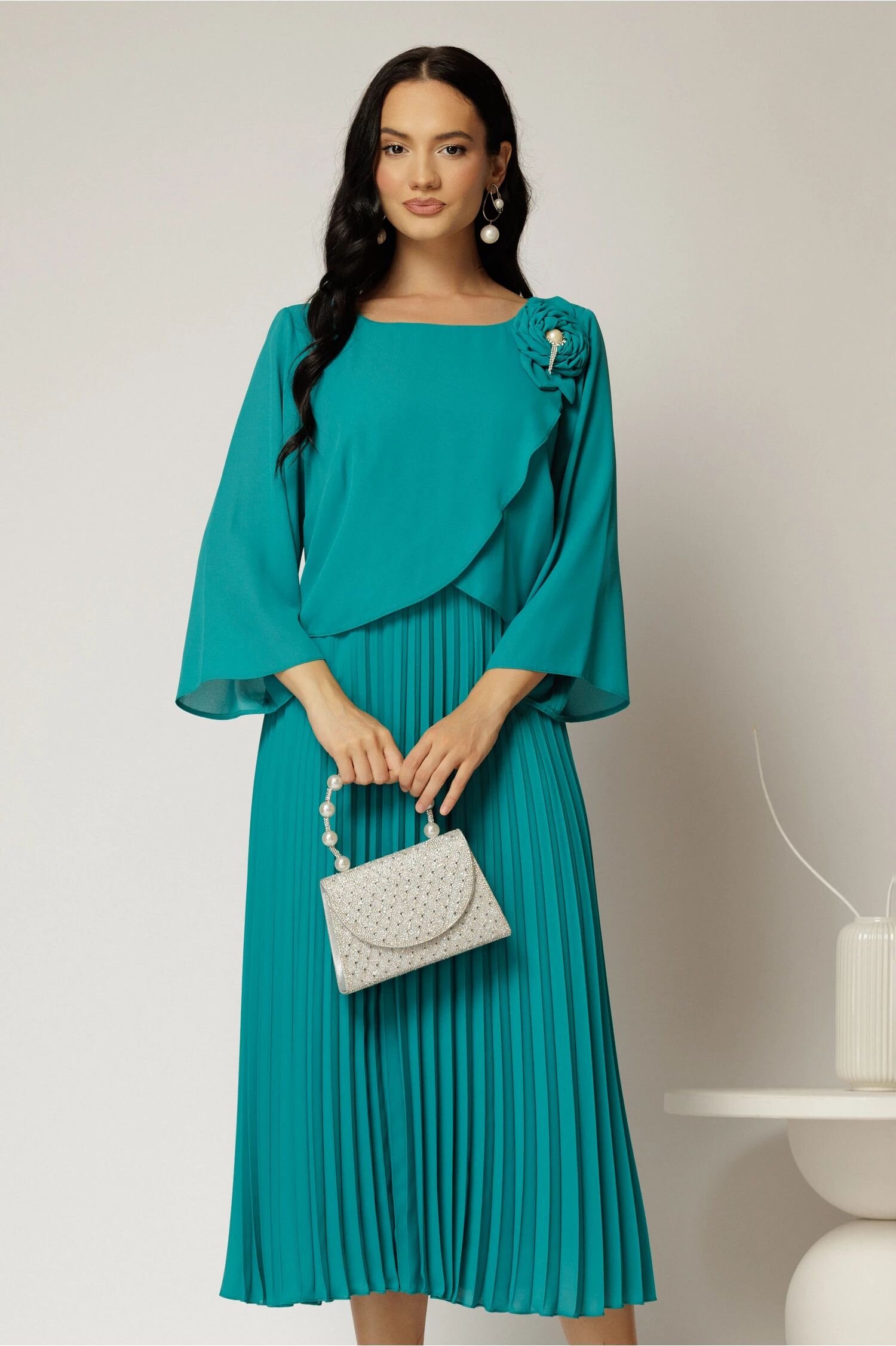  Rochie midi verde de ocazie cu fusta clos plisata si detaliu la bust