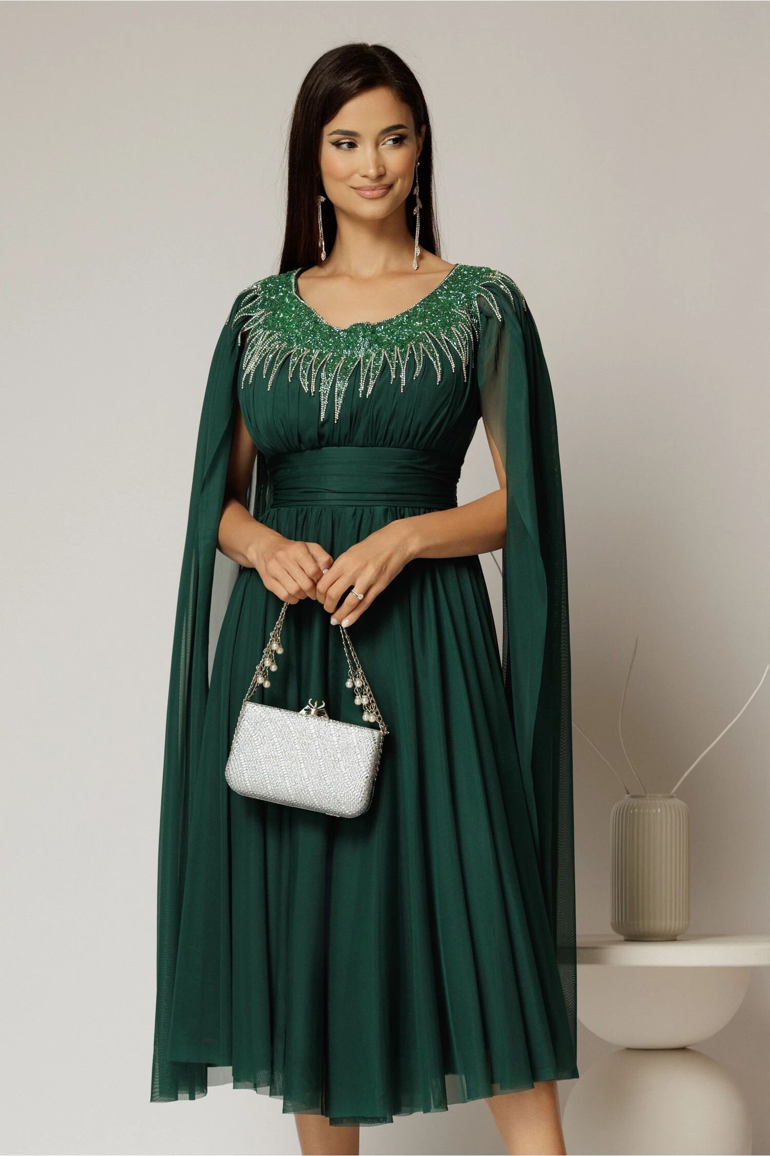  Rochie midi verde de ocazie din tul cu aplicatii la decolteu si maneci lungi