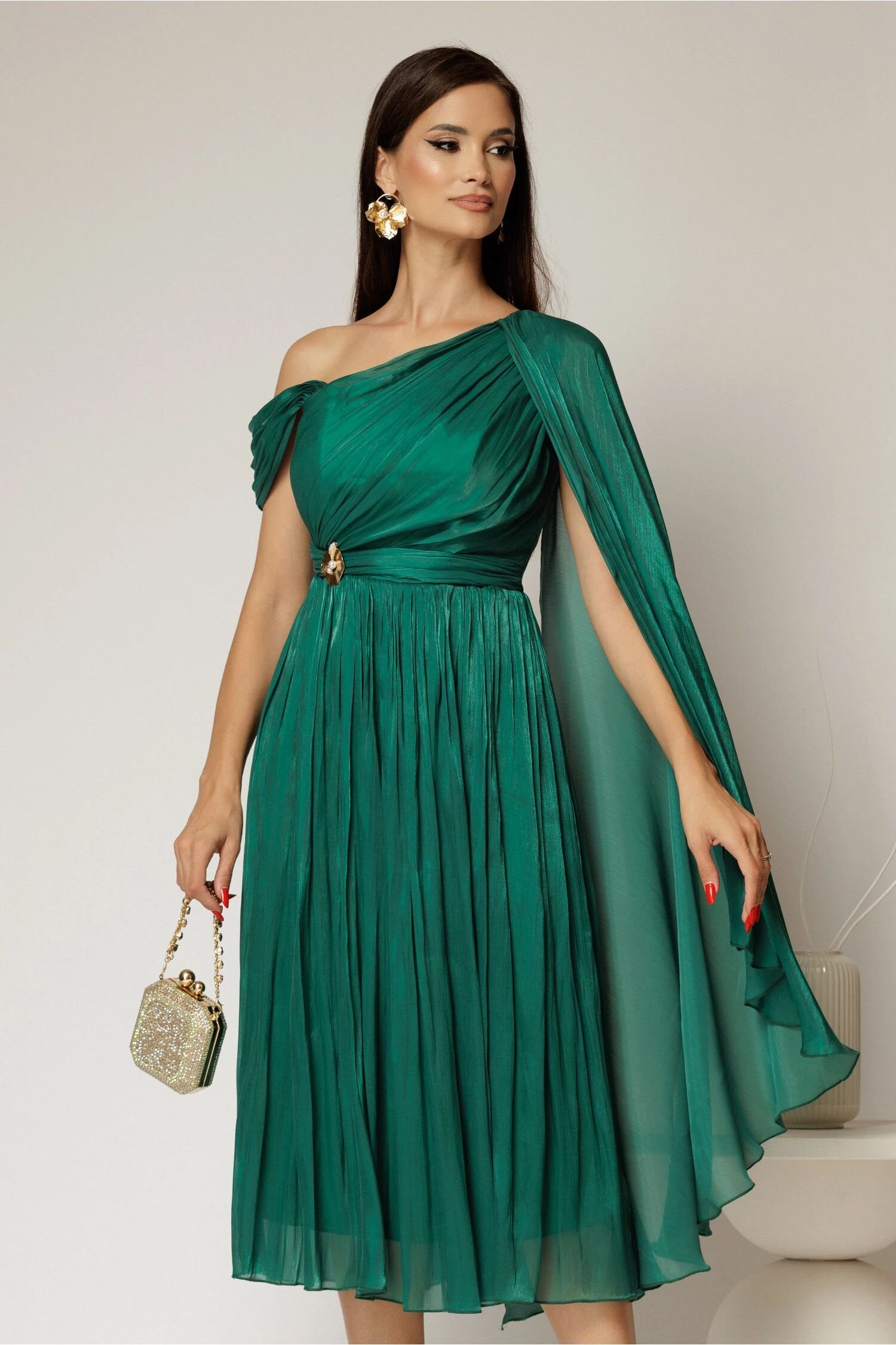  Rochie midi verde de ocazie din voal peliculizat cu o maneca ampla si brosa pe talie