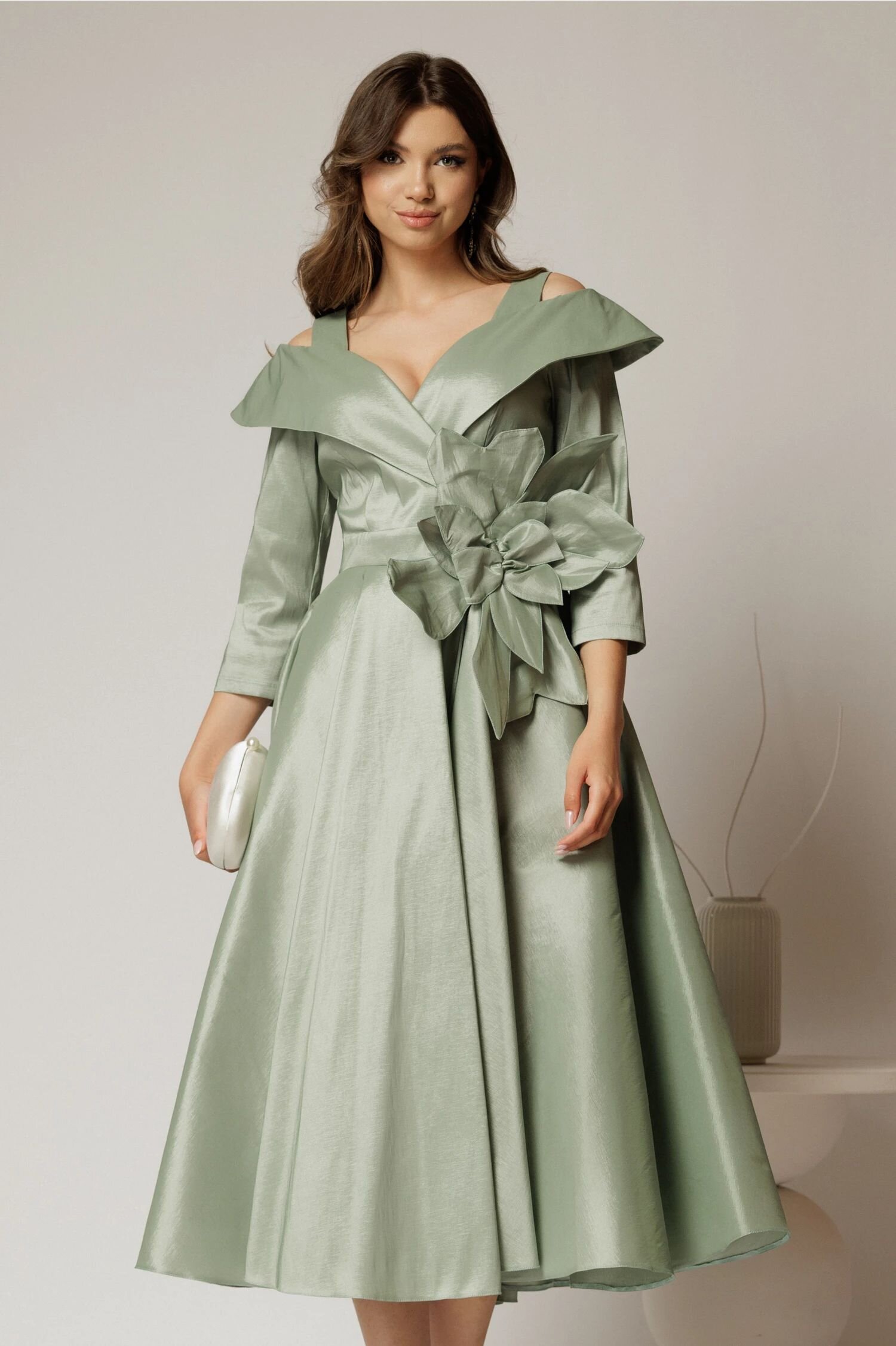  Rochie midi verde din tafta peliculizata cu floare ampla pe talie