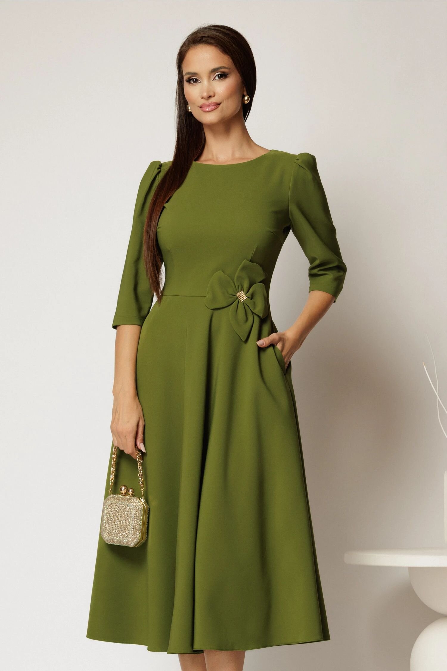  Rochie midi verde fistic din stofa in clos cu floare in talie