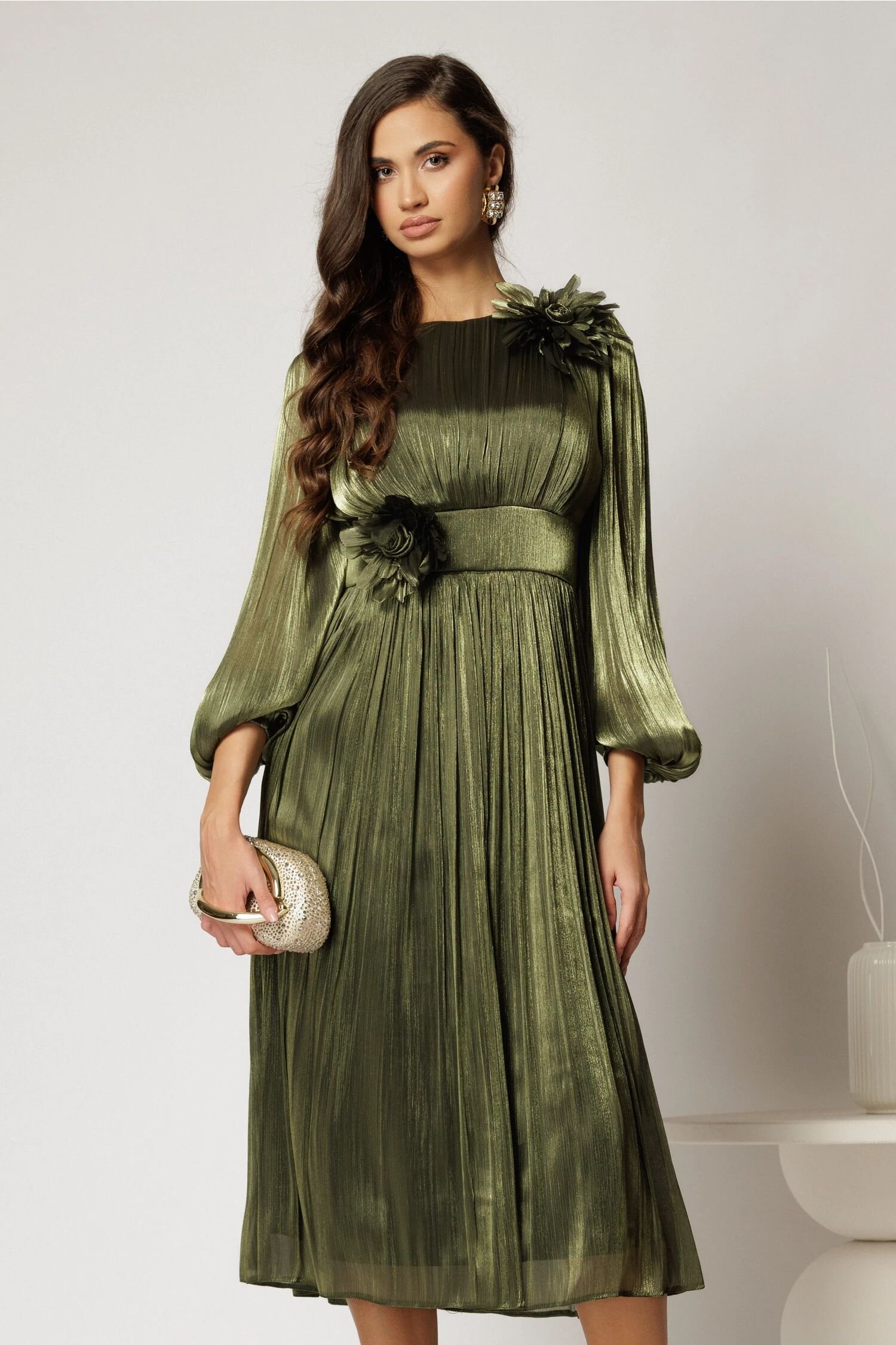  Rochie midi verde fistic din voal peliculizat cu decolteu rotund si detalii ample florale