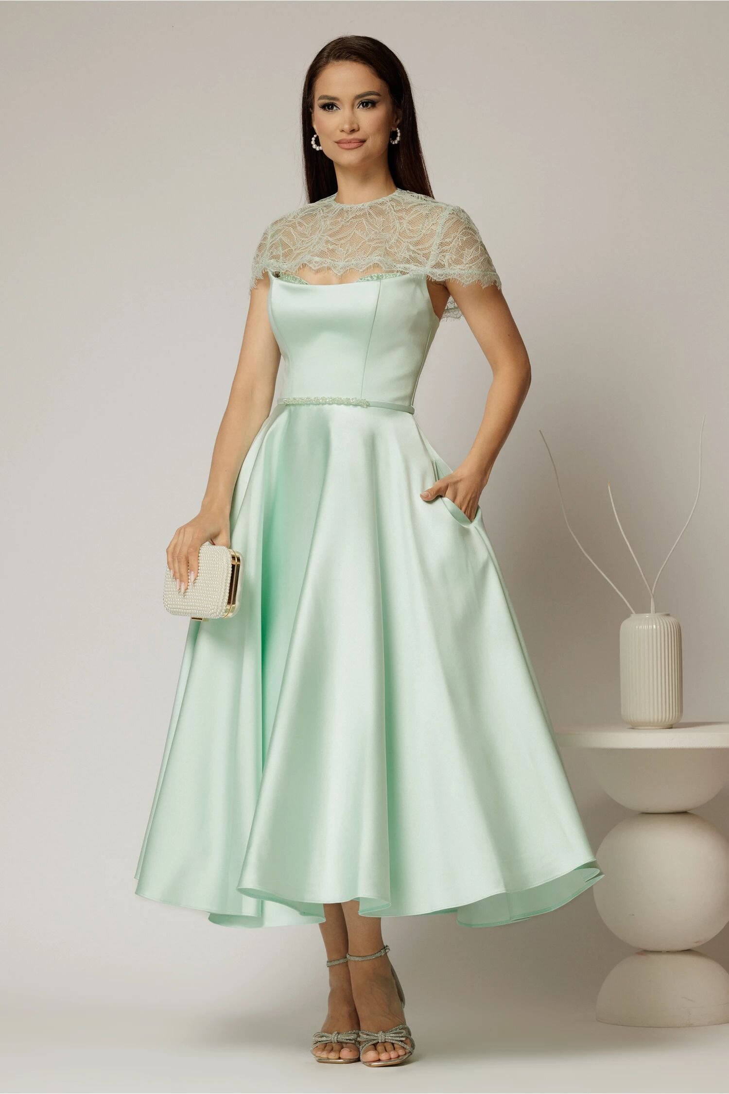  Rochie midi verde menta de ocazie din tafta cu dantela pe umeri
