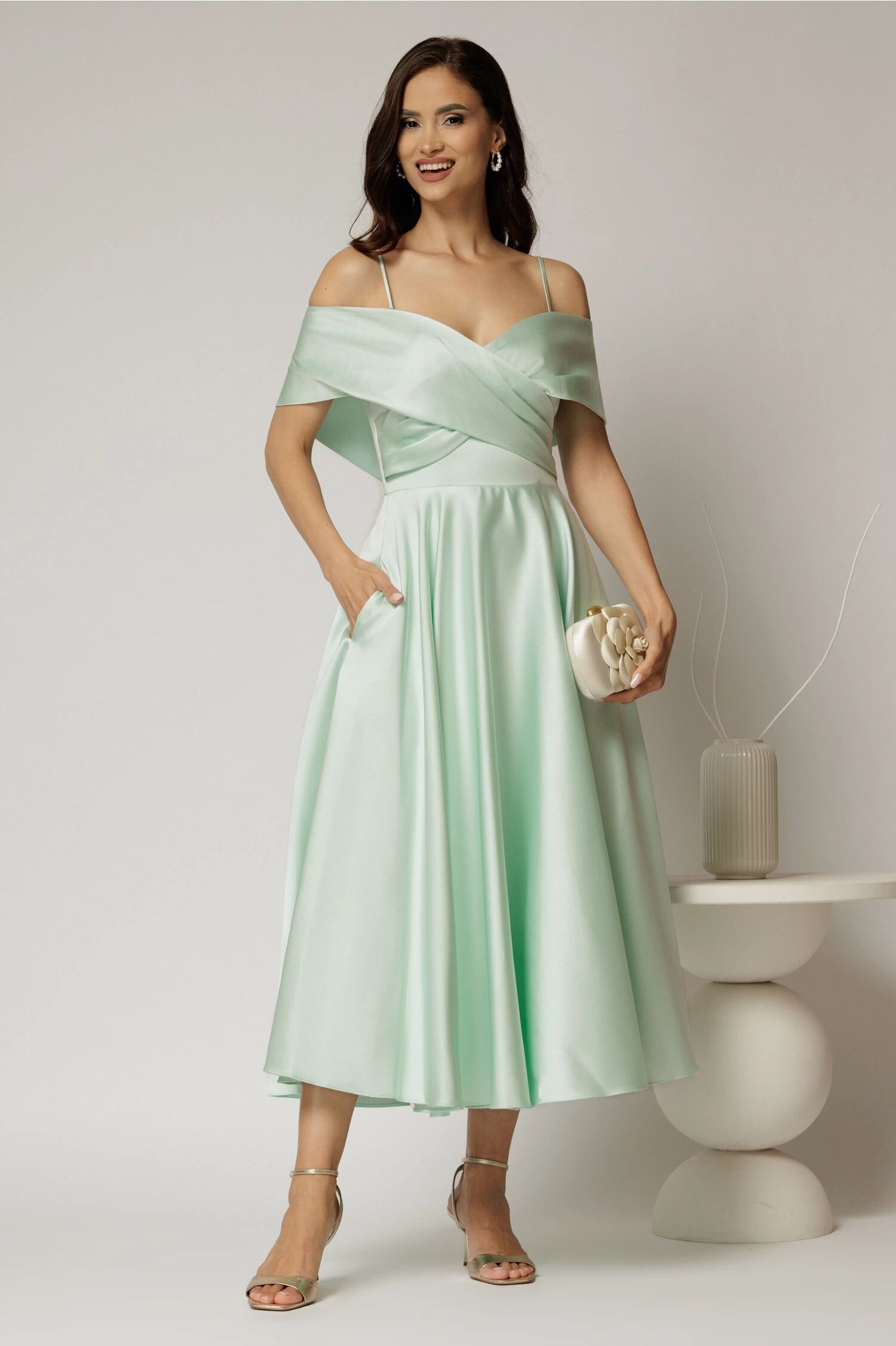  Rochie midi verde menta din tafta de ocazie cu umeri goi