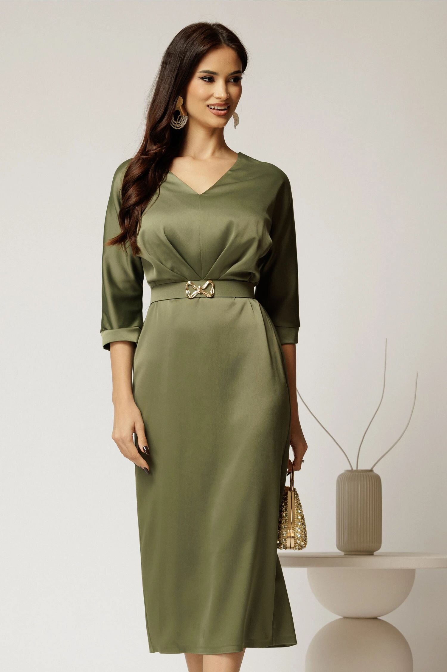  Rochie midi verde satinata cu decolteu in V