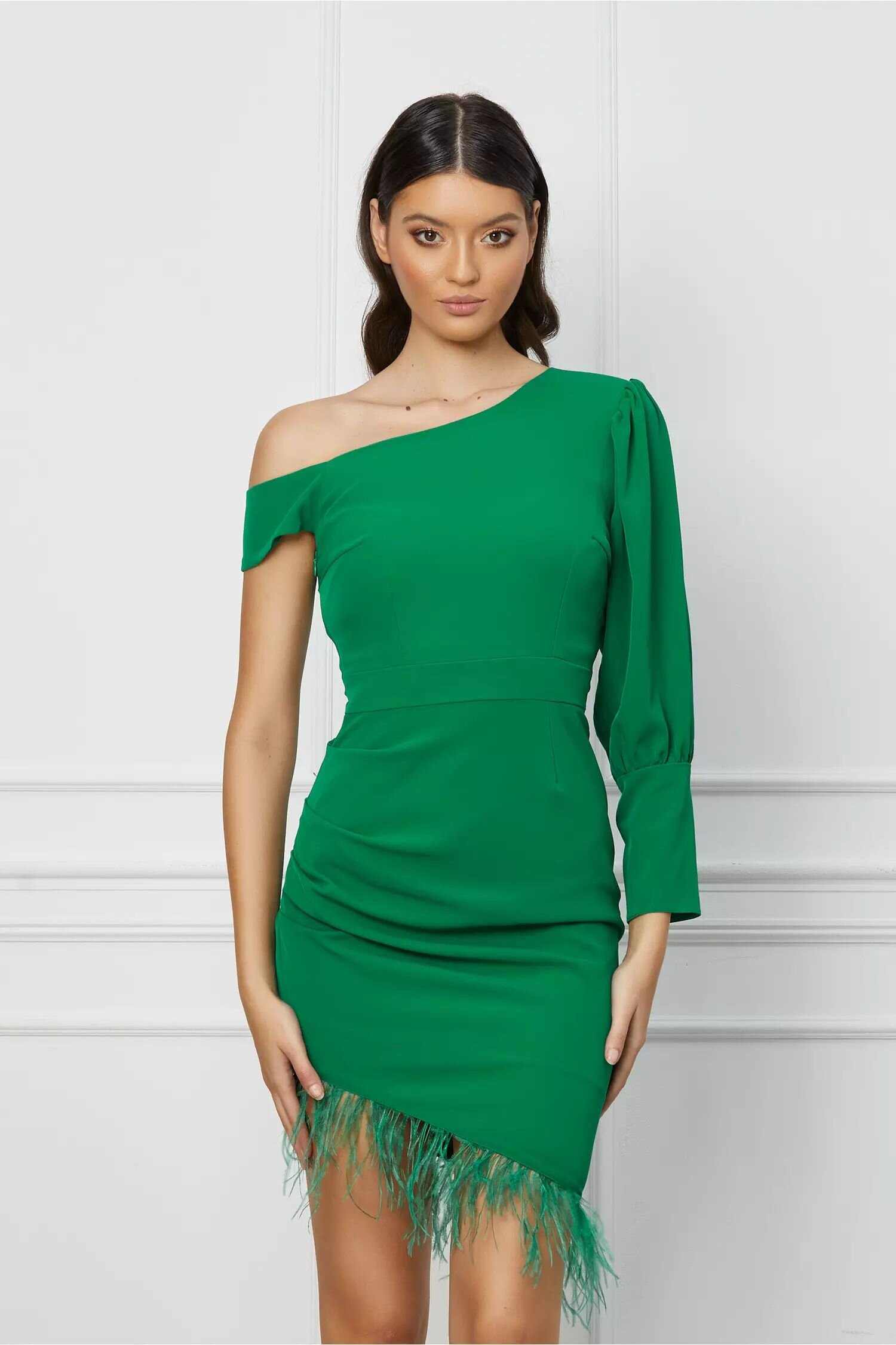  Rochie Moze verde cu pene la baza si lungime asimetrica