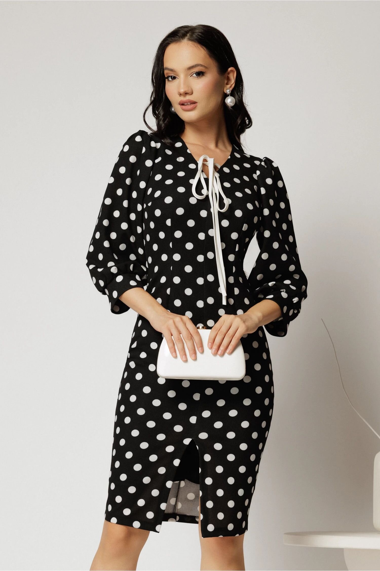  Rochie neagra cu buline cu snur la guler si maneci usor bufante