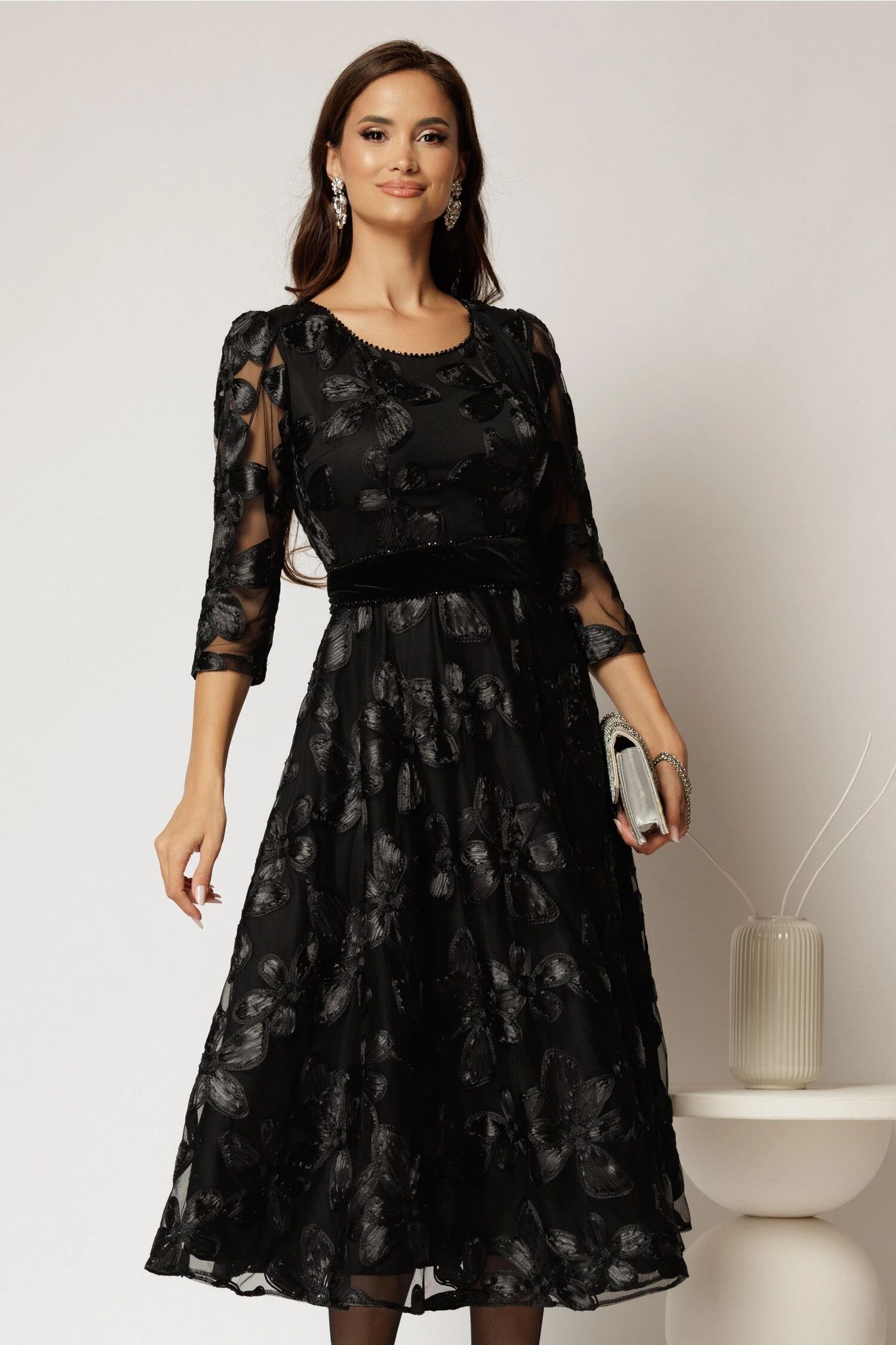  Rochie neagra cu imprimeu floral 3D si cordon catifelat