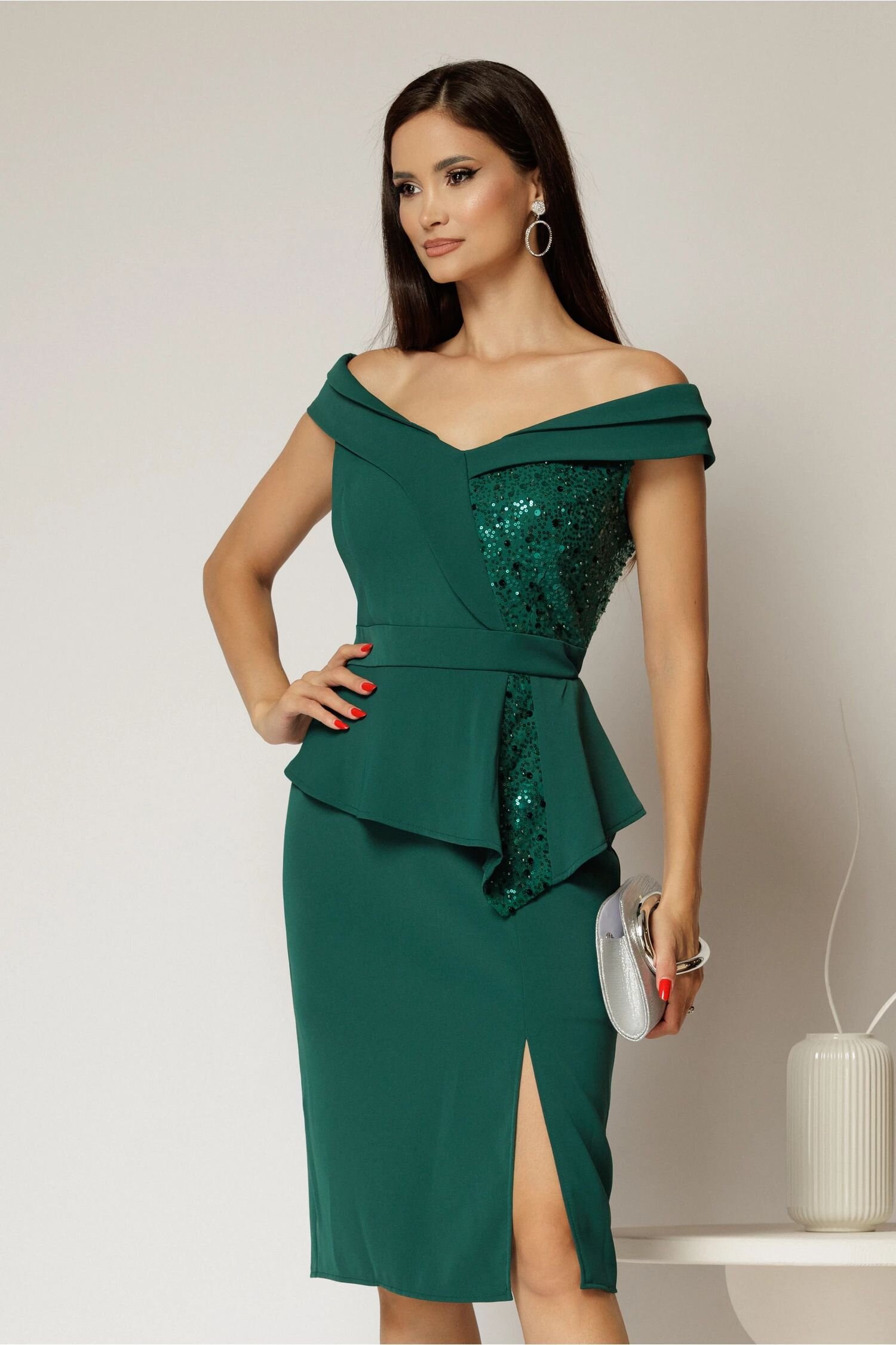  Rochie Roberta verde de ocazie cu peplum si paiete