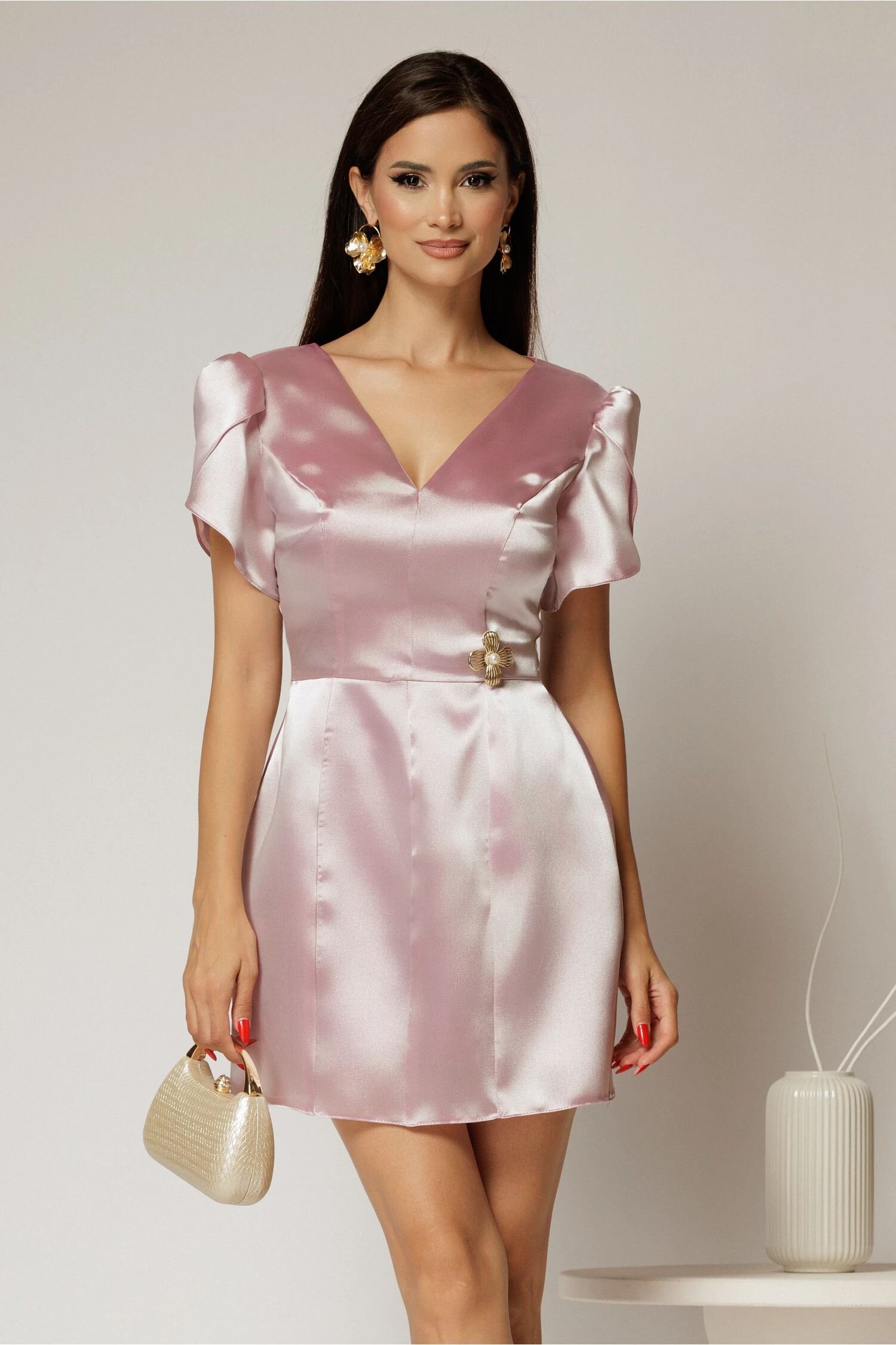  Rochie roz scurta din tafta cu accesoriu auriu in talie