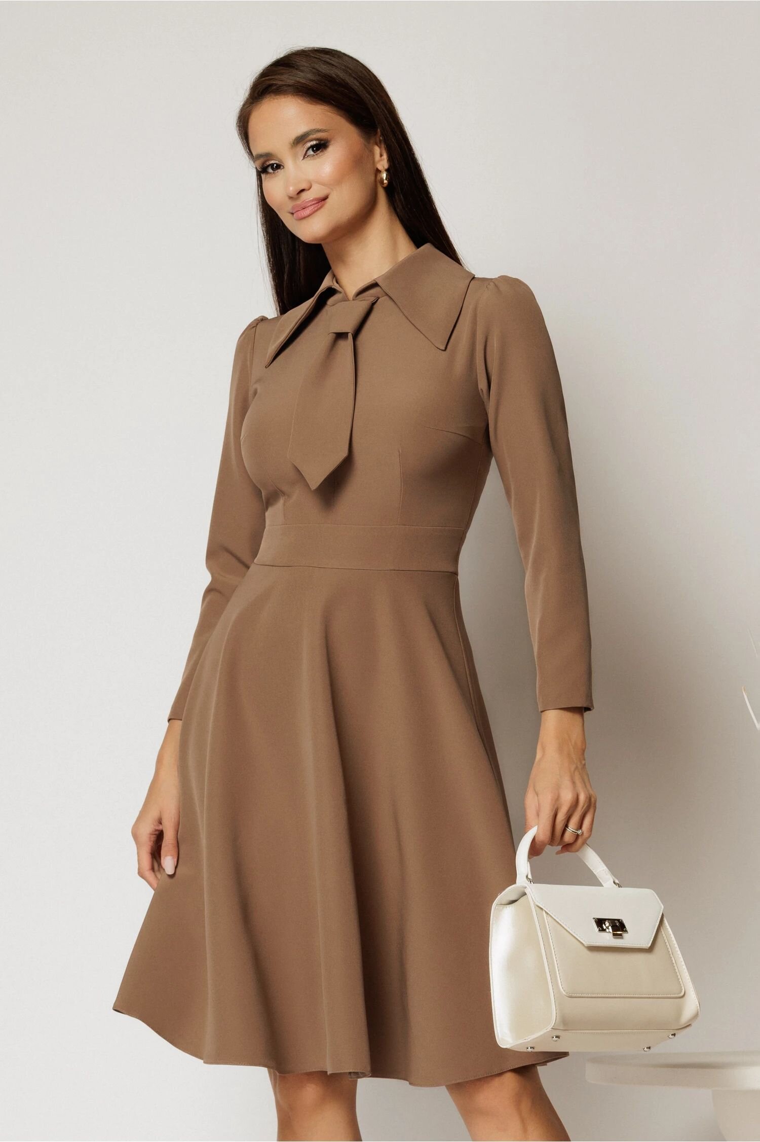  Rochie scurta bej clos cu guler tip cravata