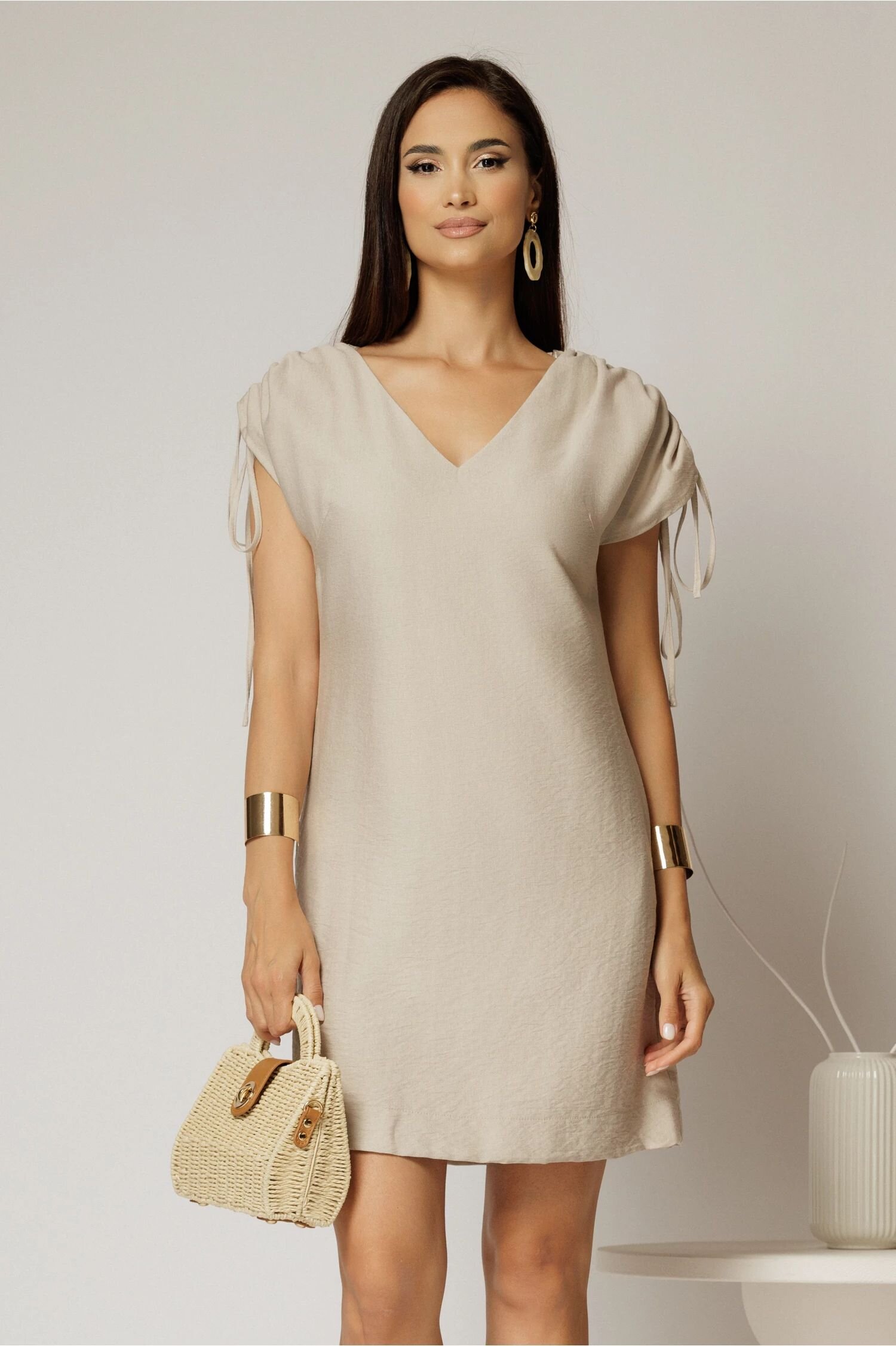  Rochie scurta bej cu croi drept din rayon cu decolteu in V si snur la maneci