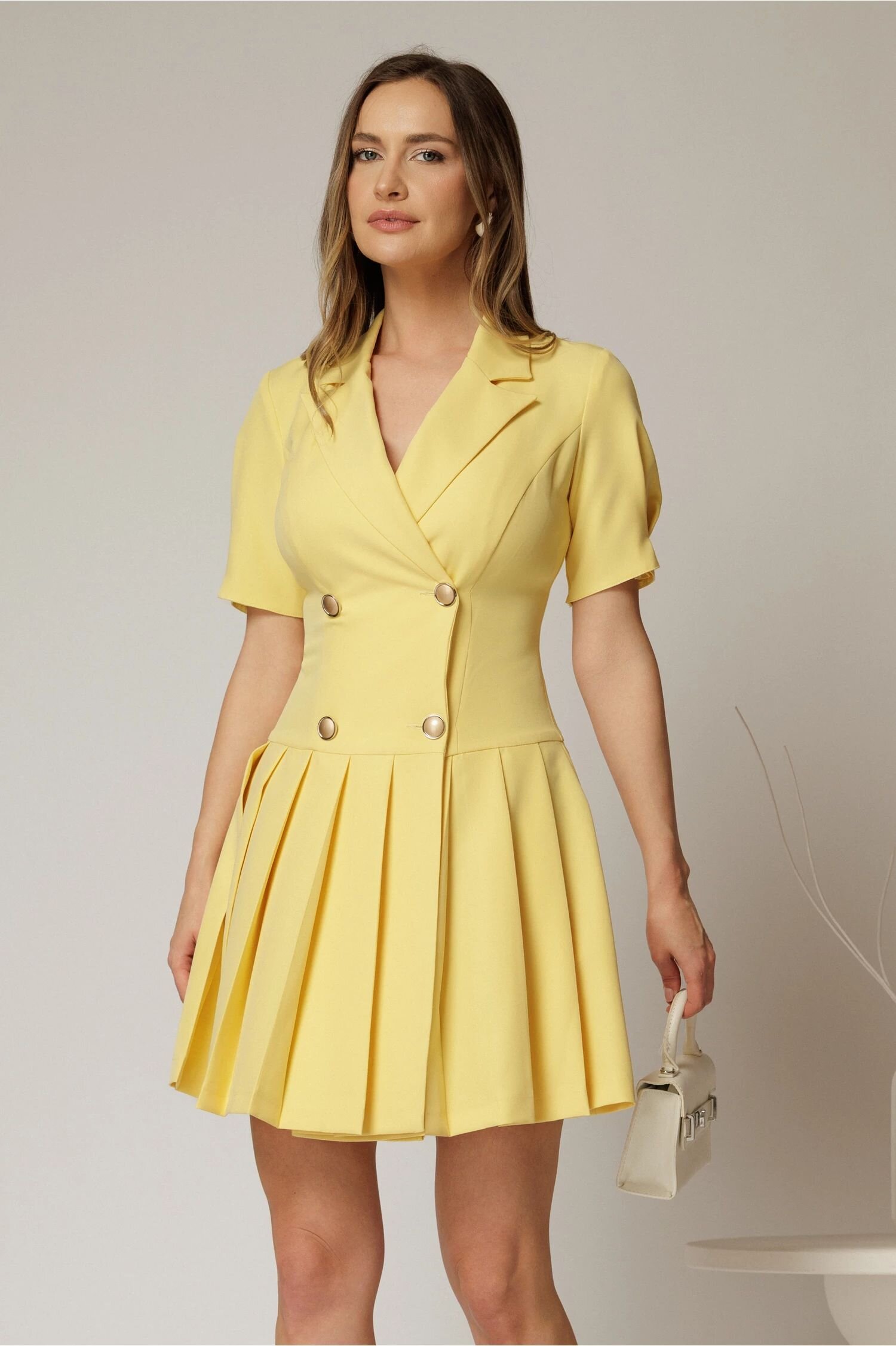  Rochie scurta galbena tip sacou cu pliuri pe fusta