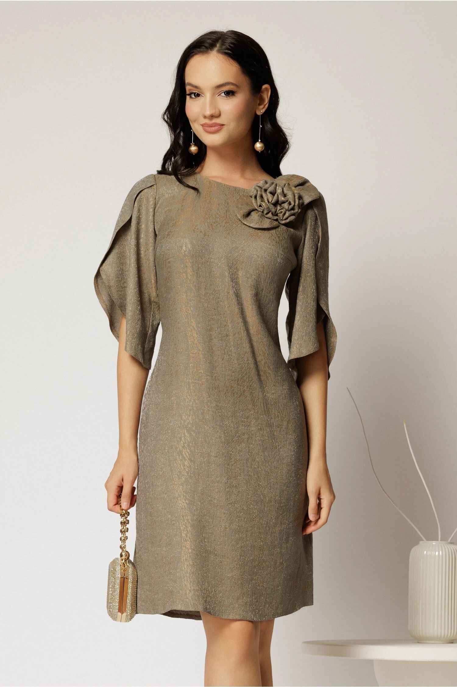  Rochie scurta kaki cu fir lurex cu croi drept si maneci tip lalea