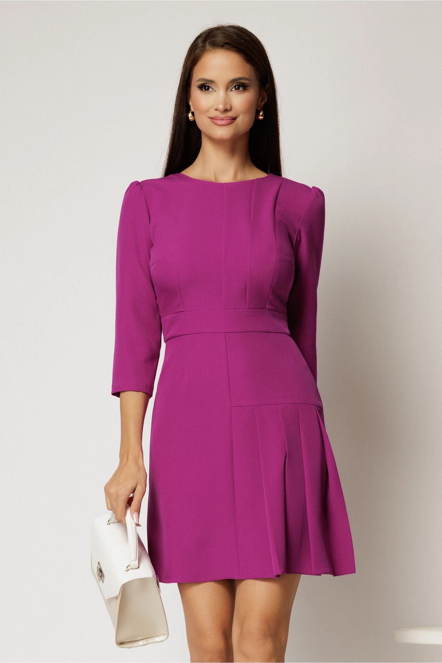  Rochie scurta magenta cu pliuri pe fusta si maneci trei sferturi
