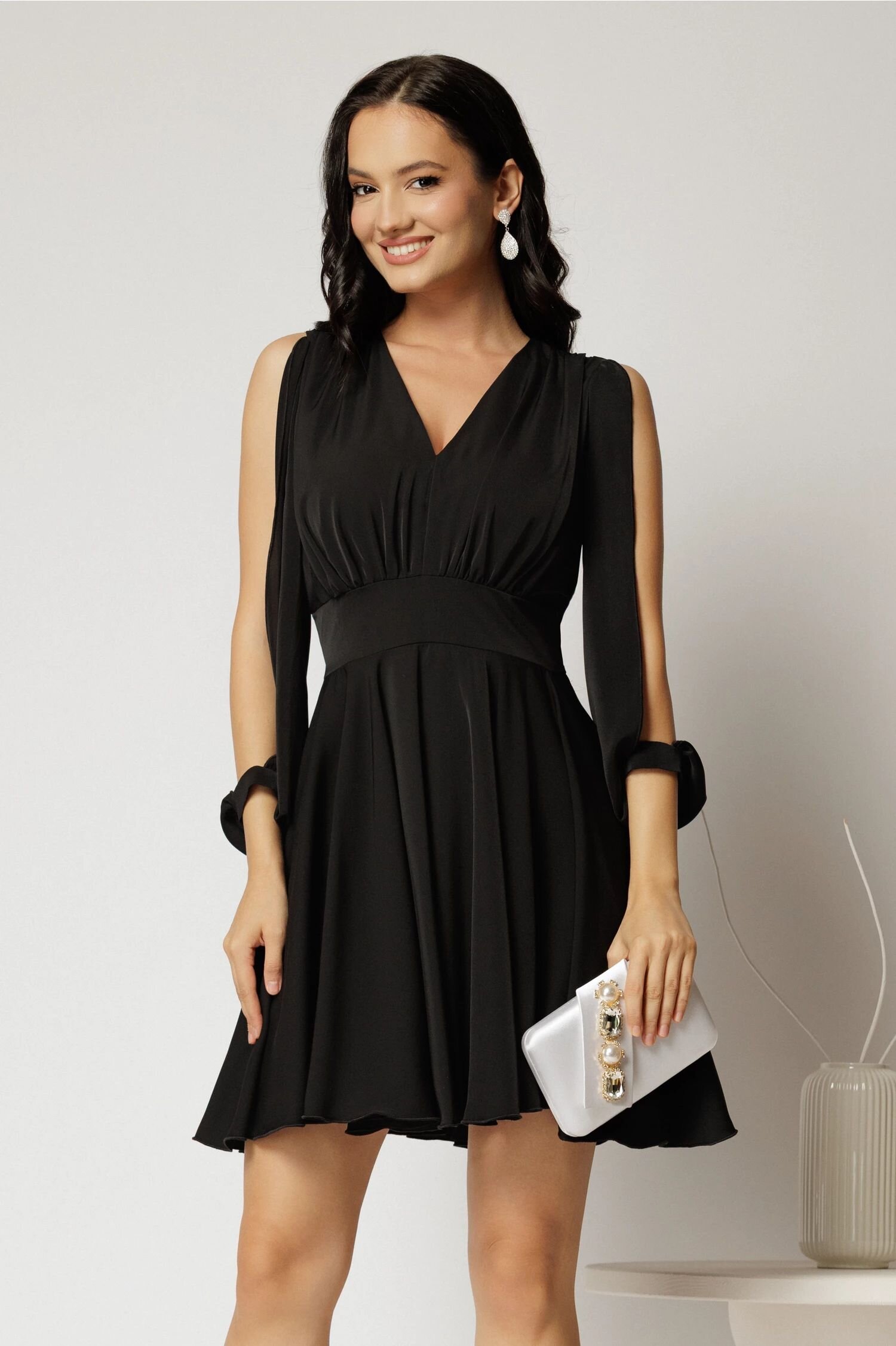  Rochie scurta neagra cu decolteu in V si maneci lungi sparte