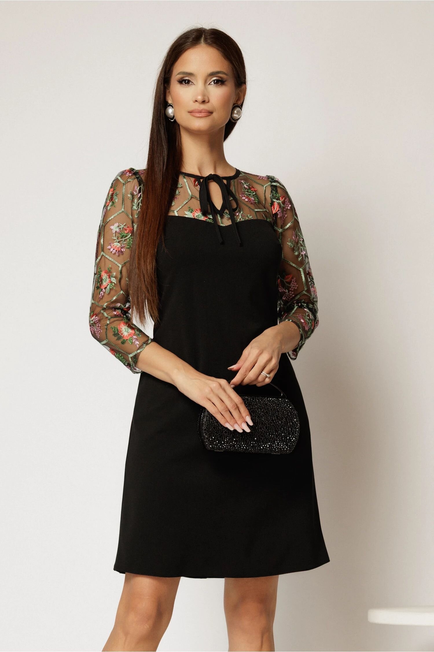  Rochie scurta neagra din crep cu croiul drept si dantela brodata