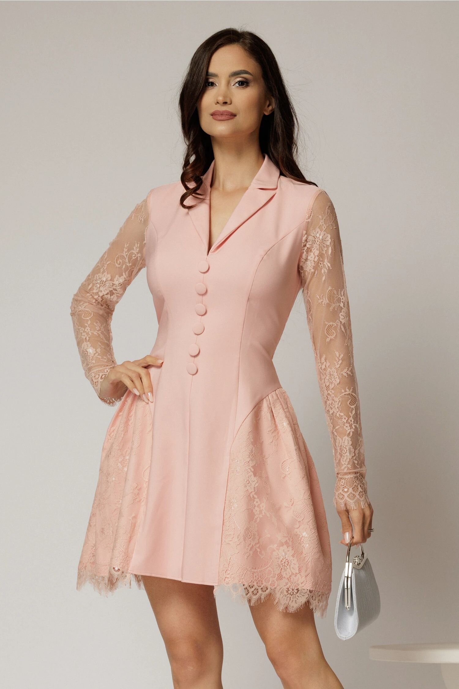  Rochie scurta roz cu maneci din dantela si nasturi decorativi
