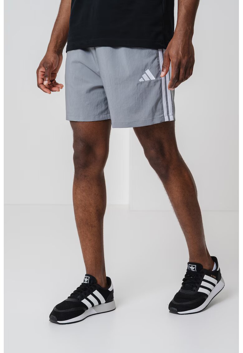 adidas Sportswear Pantaloni scurti cu benzi laterale cu logo Chelsea - Alb/Gri