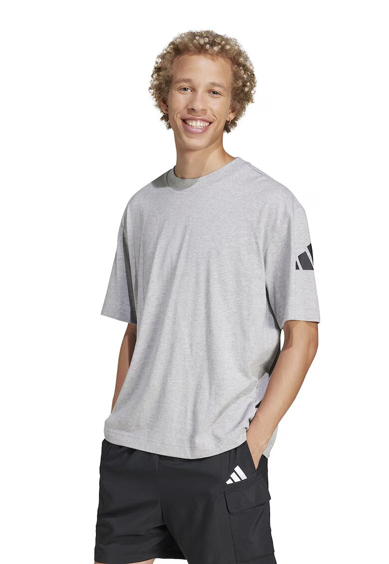 adidas Sportswear Tricou cu decolteu la baza gatului si detaliu cu logo pe maneci - Negru/Gri