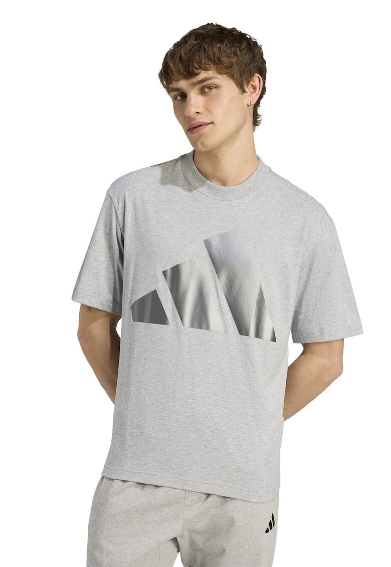 adidas Sportswear Tricou cu decolteu la baza gatului si imprimeu logo contrastant - Gri deschis melange/Argintiu