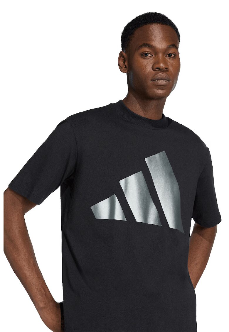 adidas Sportswear Tricou cu decolteu la baza gatului si imprimeu logo contrastant - Negru/Argintiu