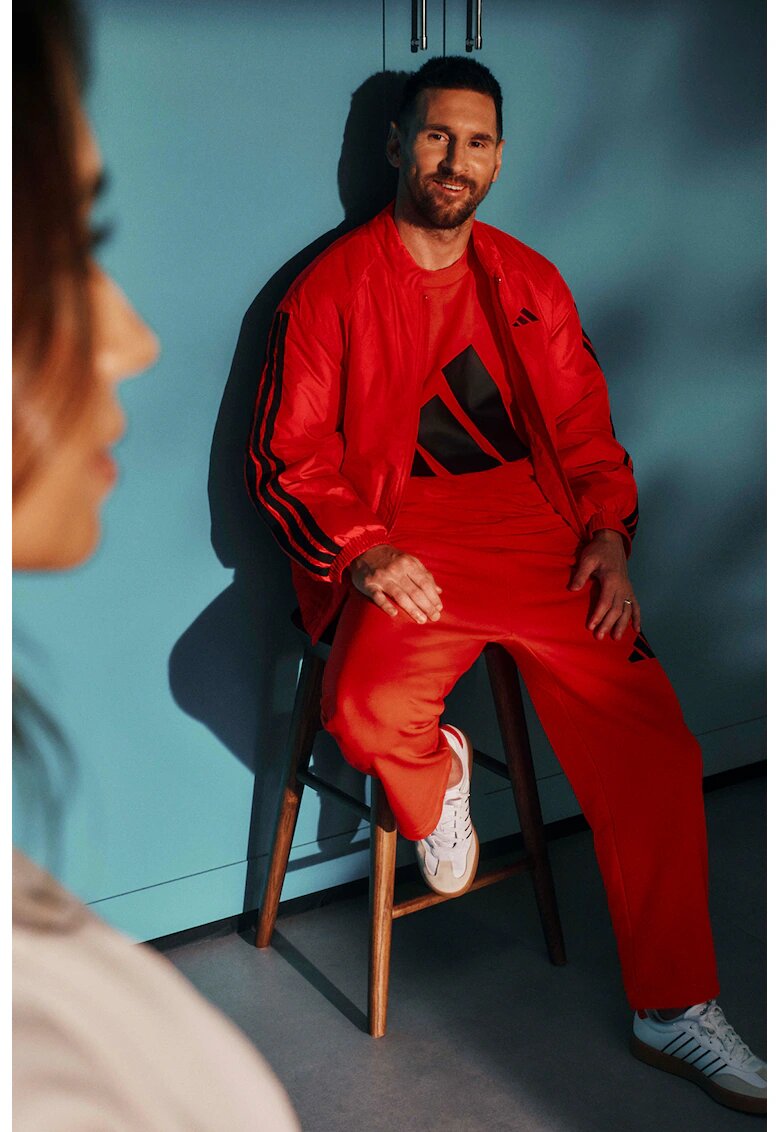 adidas Sportswear Tricou cu decolteu la baza gatului si imprimeu logo - Negru/Rosu vermillion