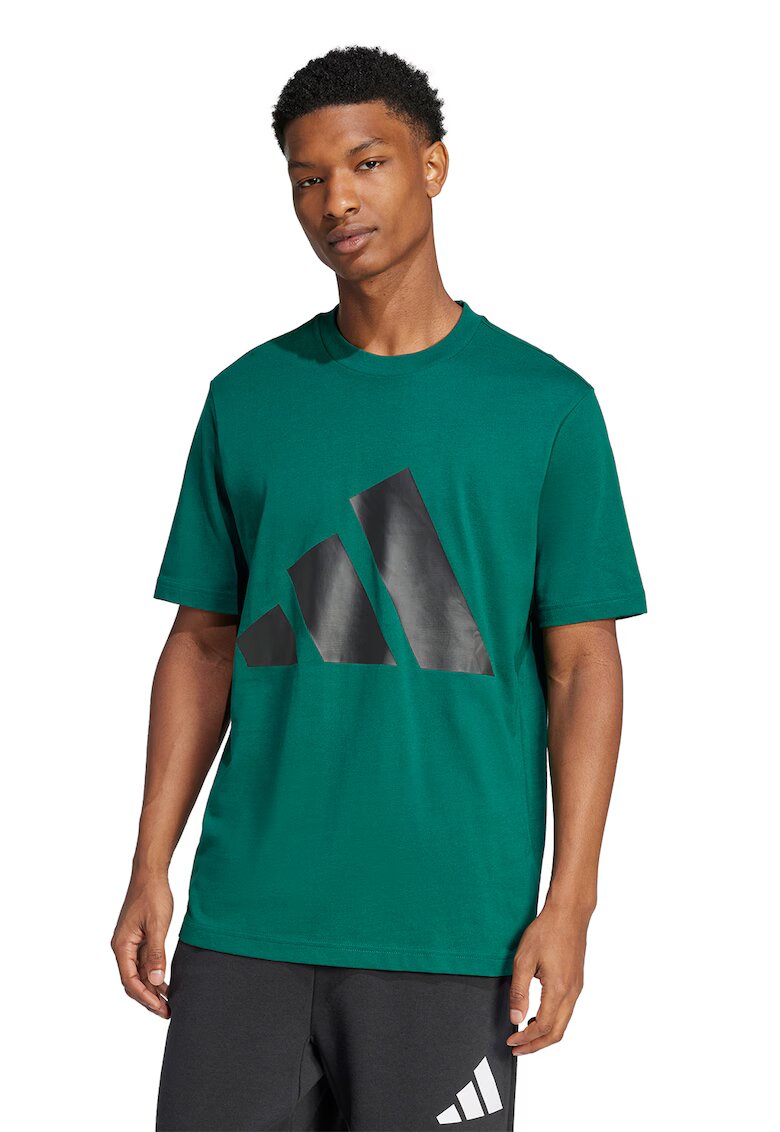 adidas Sportswear Tricou cu decolteu la baza gatului si imprimeu logo - Negru/Verde englez