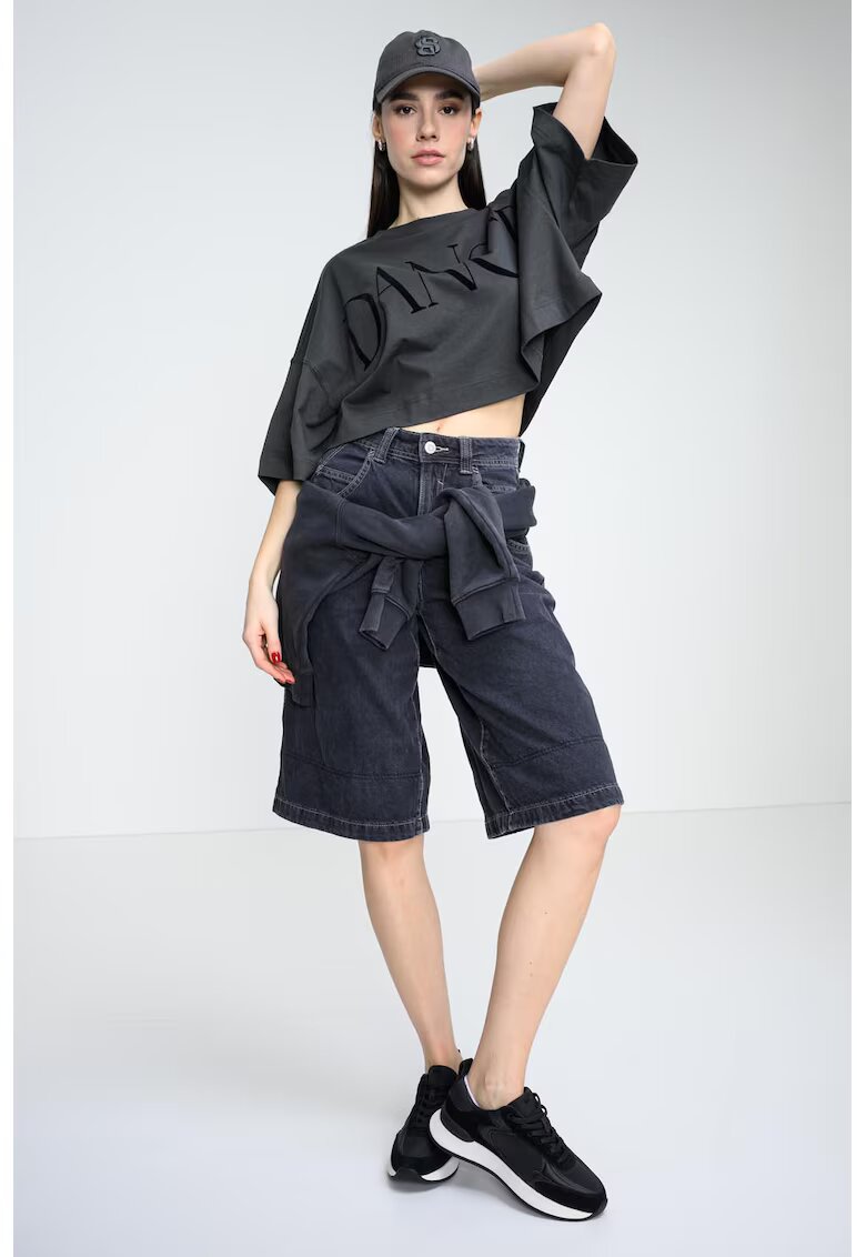 BOSS Tricou crop cu maneci cazute si imprimeu text - Gri antracit