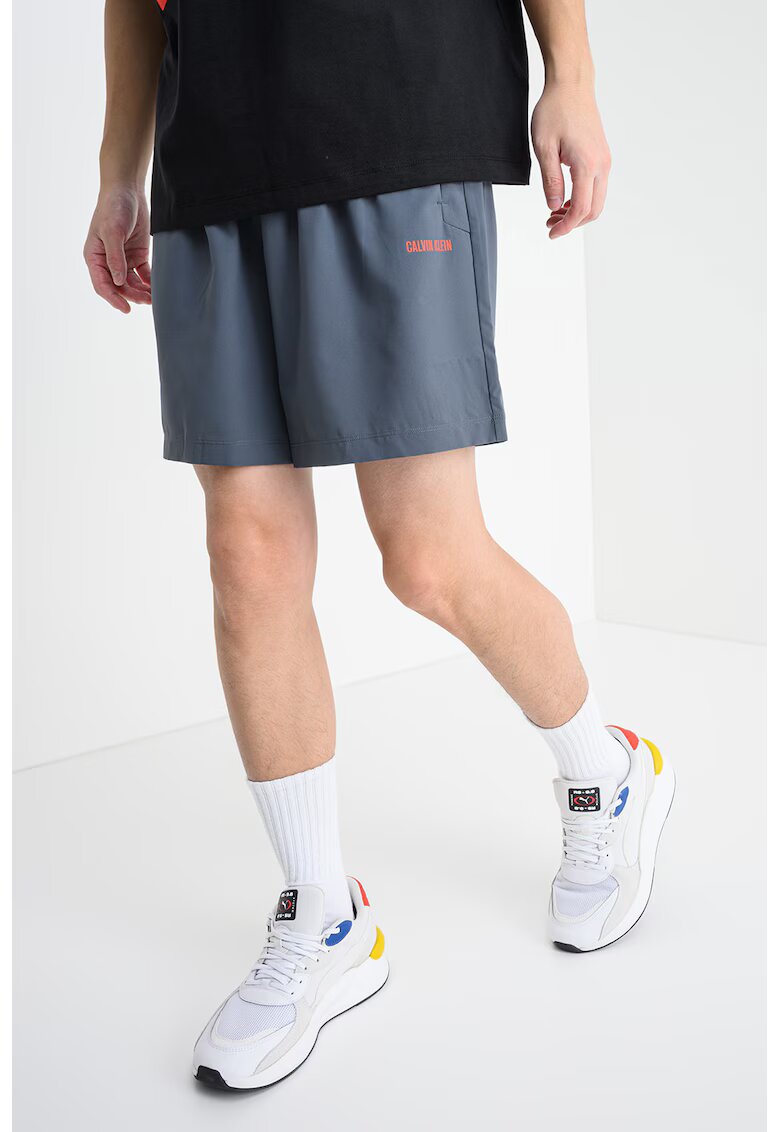 Calvin Klein Bermude cu logo - pentru fitness - Gri carbune