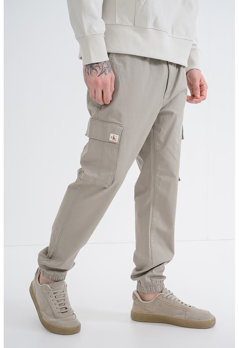 Calvin Klein Jeans Pantaloni cargo din amestec de bumbac cu talie elastica - Gri deschis